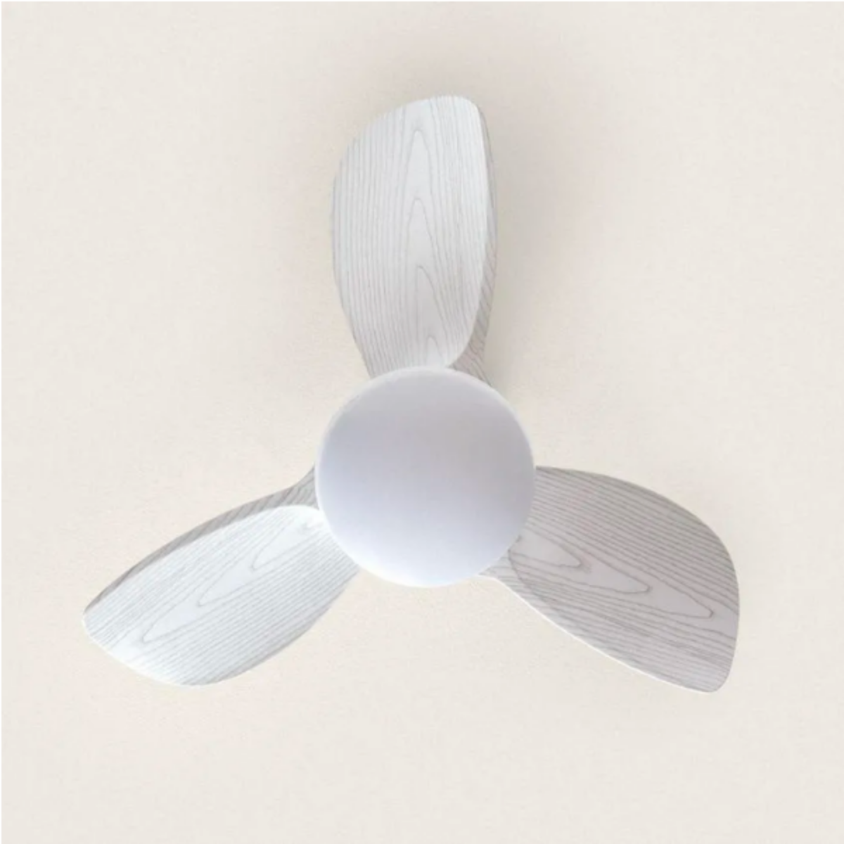 Un ventilatore a soffitto con tre pale bianche e un'apparecchio luminoso centrale. Le pale hanno una trama a venature del legno, su sfondo beige.