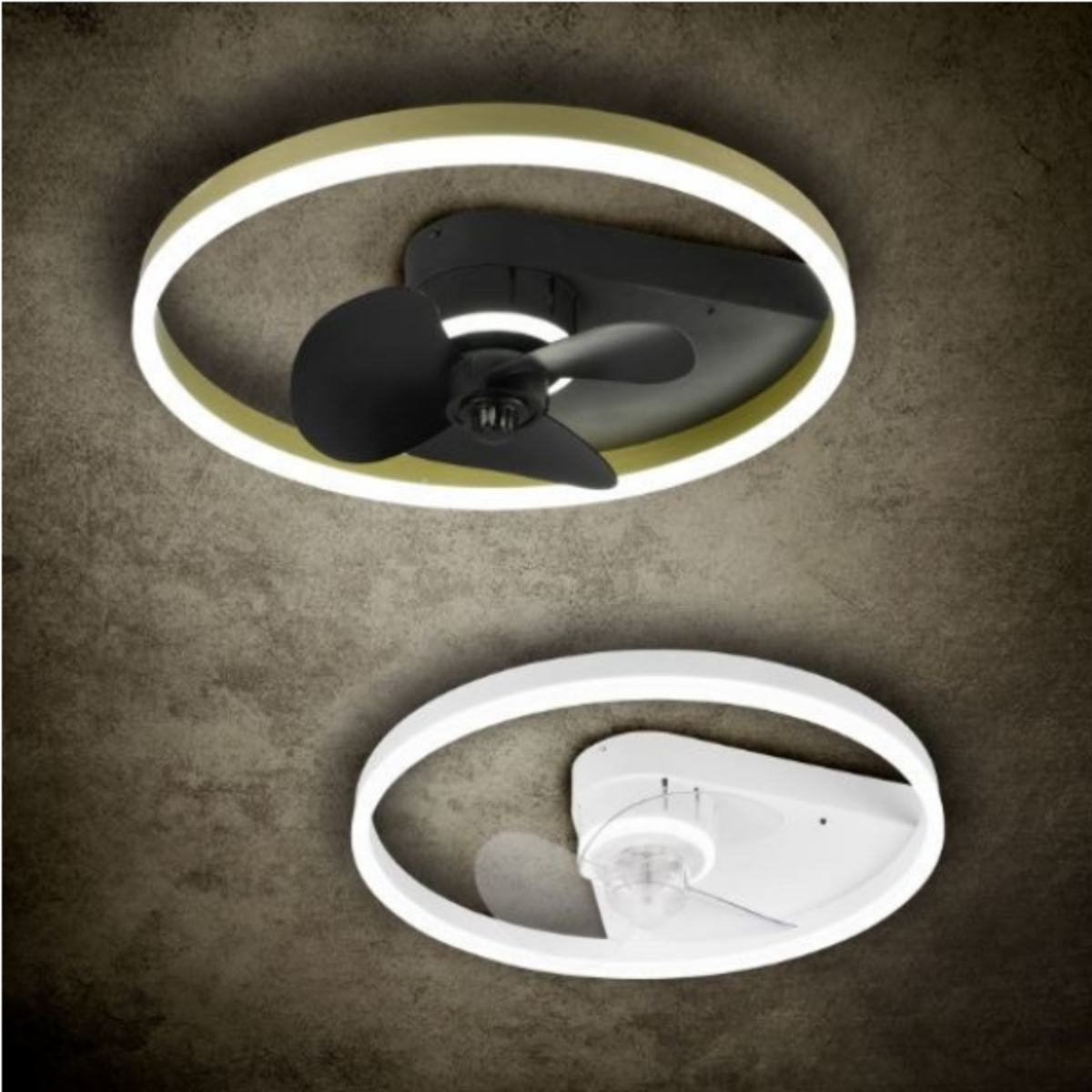 Due ventilatori da soffitto con luci su sfondo strutturato. Uno nero, uno bianco.