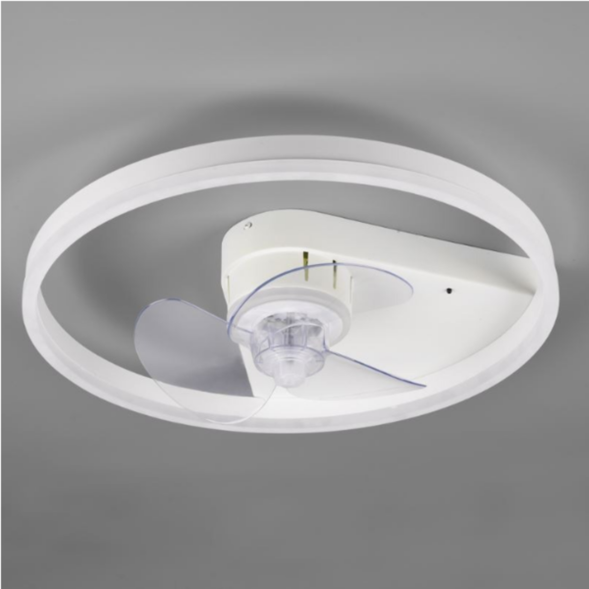 Ventilatore da soffitto bianco con luce circolare. Visto dal basso su sfondo grigio.