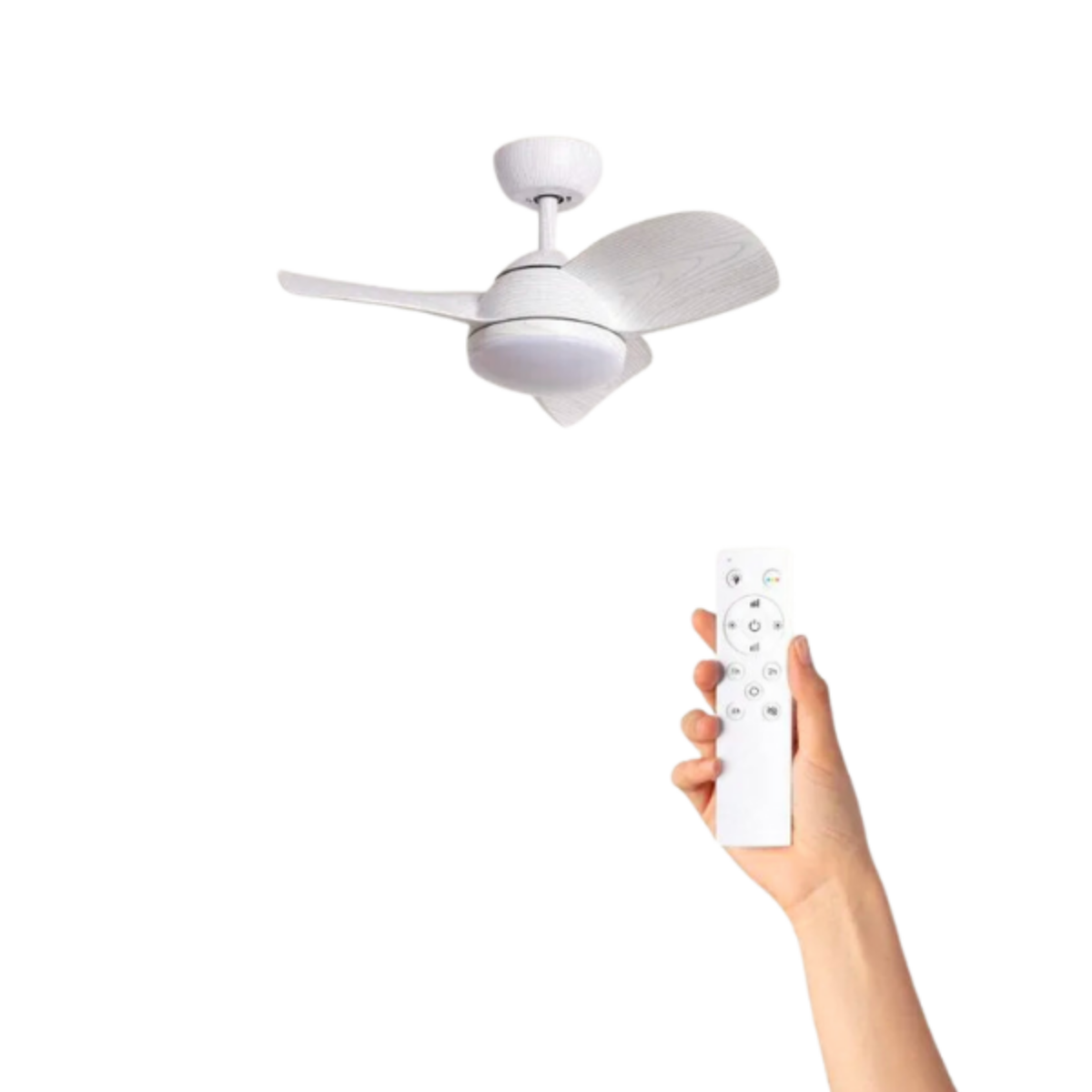 Ventilatore da soffitto bianco con luce e pale in legno bianco. Mano con telecomando.