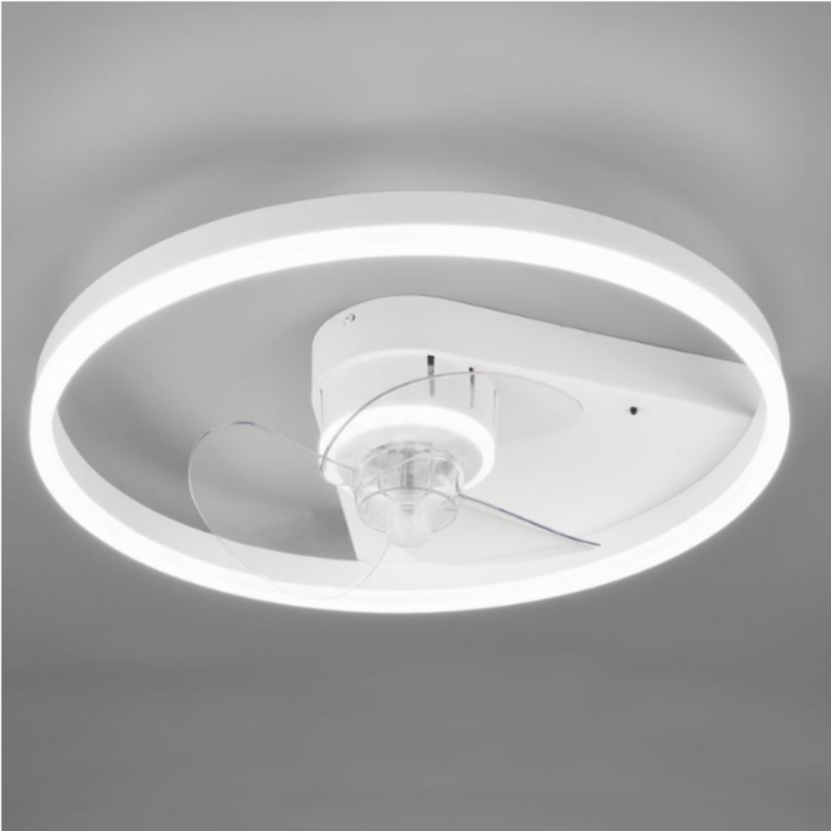 Ventilatore da soffitto bianco con lampada circolare, su sfondo grigio.