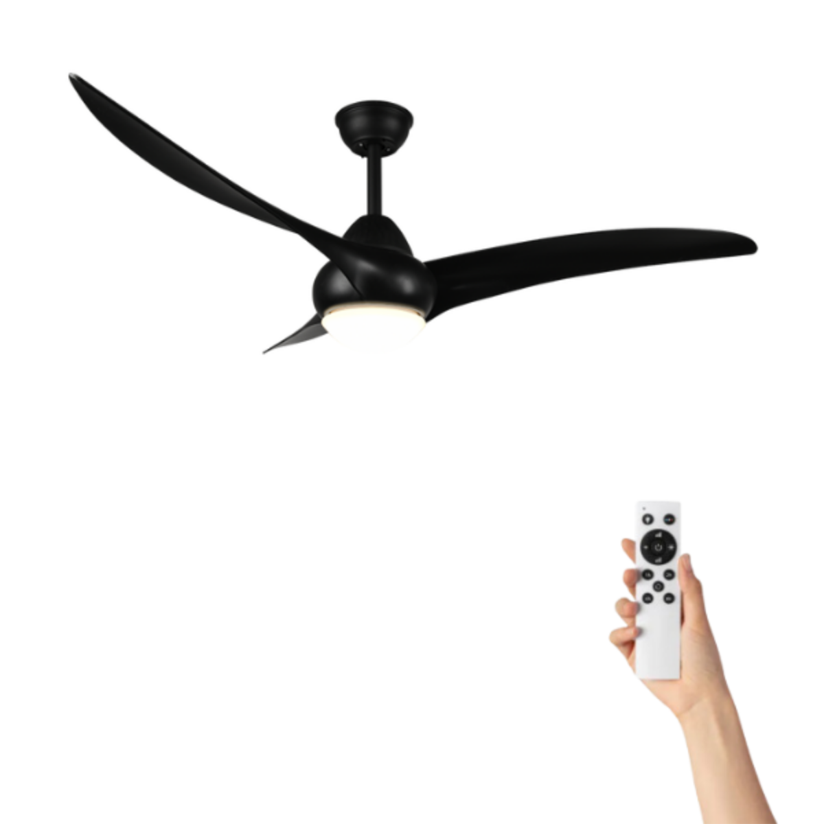 Ventilatore da soffitto nero con tre pale curve, una luce e un telecomando in mano. Sfondo bianco.