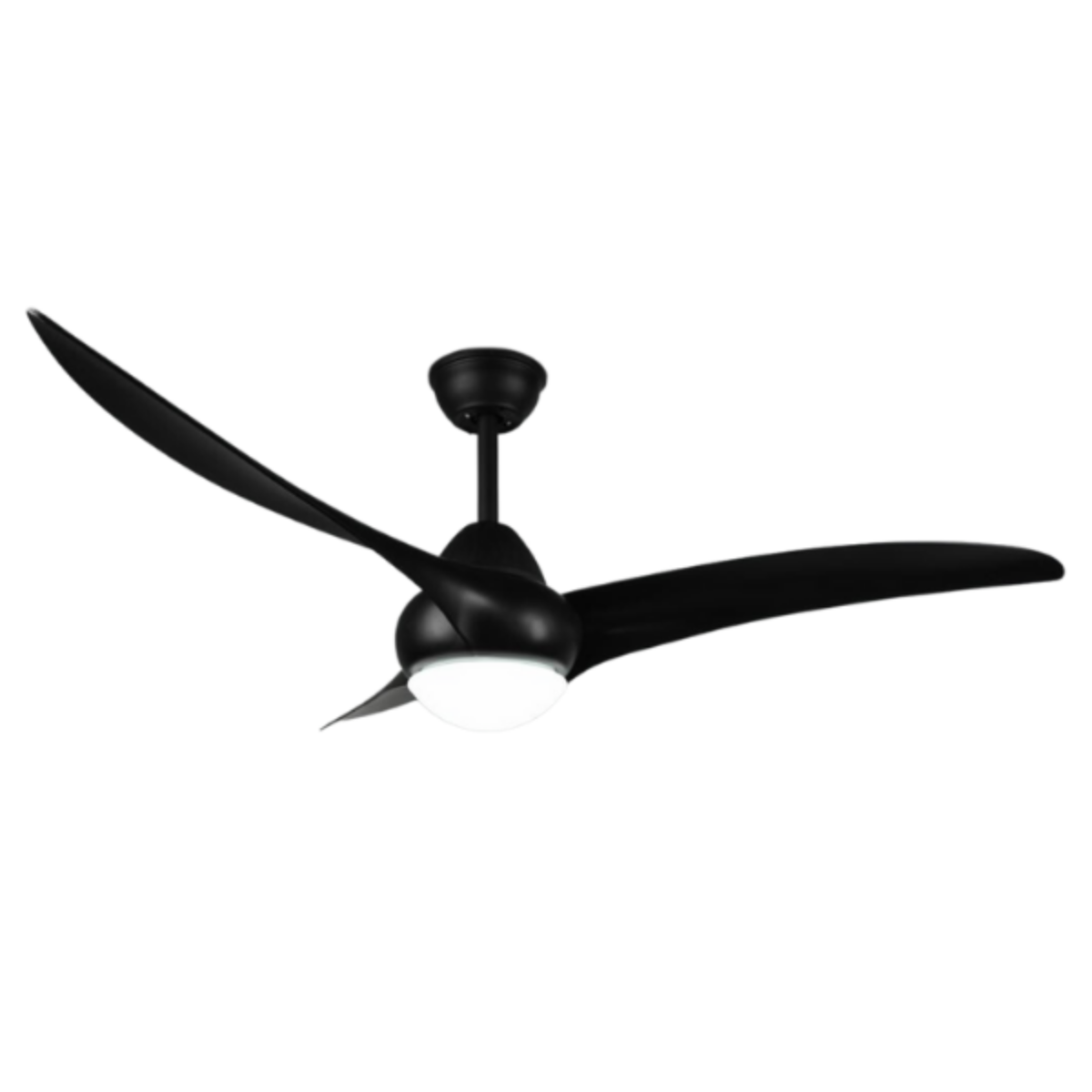 Ventilatore da soffitto nero con tre pale e una luce bianca. Le pale sono curve. Sfondo bianco.