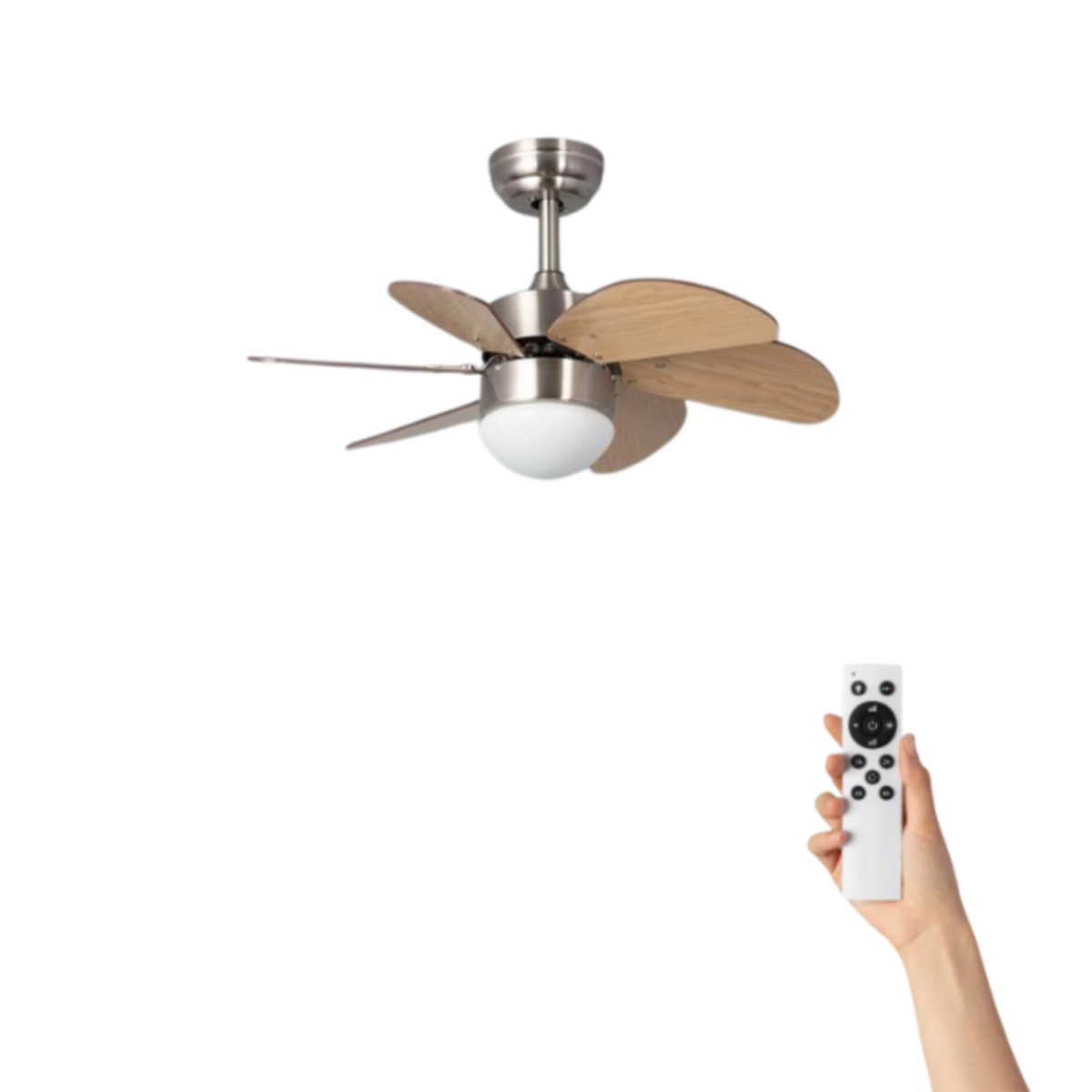 Un ventilatore a soffitto con pale in legno, una luce e un telecomando tenuto in mano.