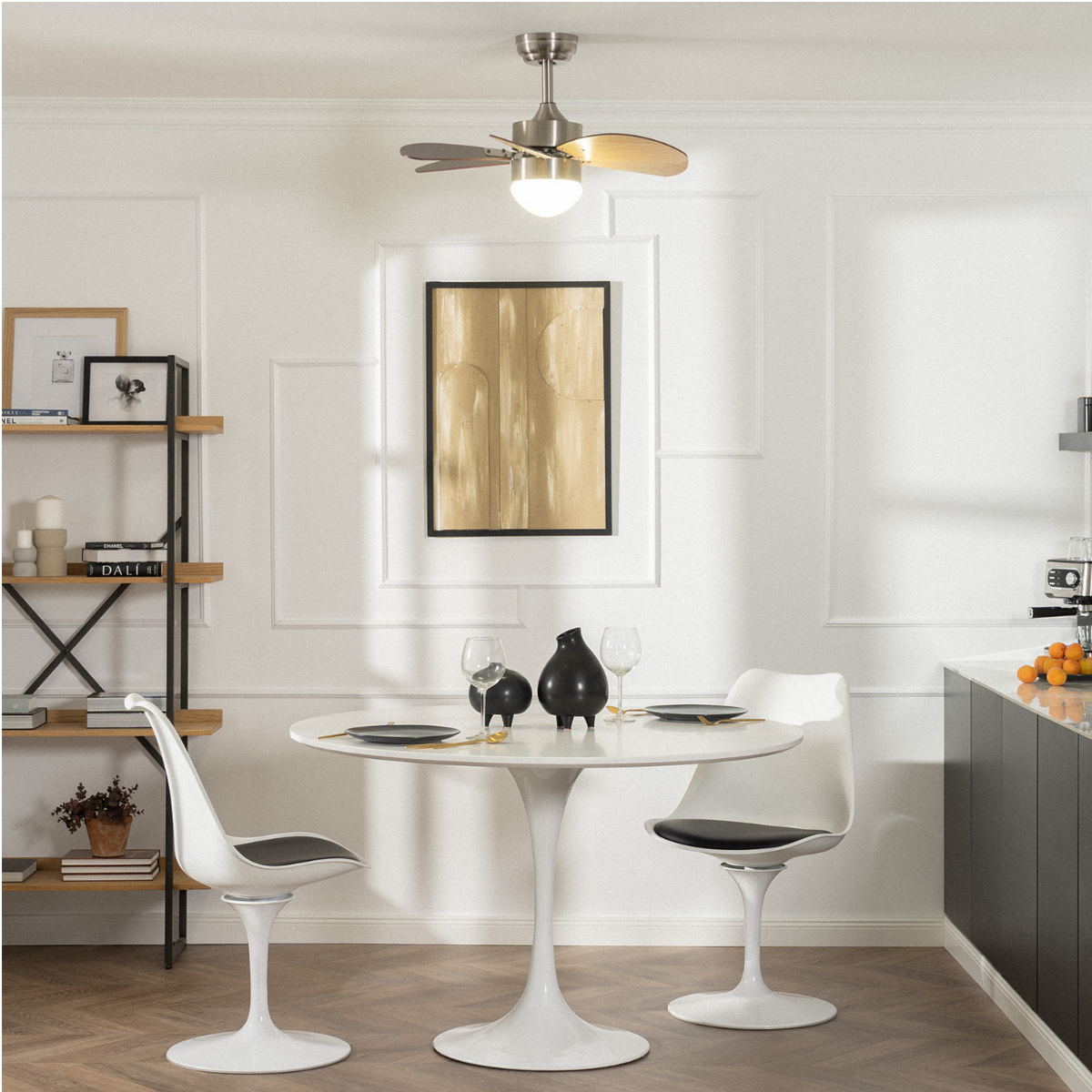 Sala da pranzo con ventilatore da soffitto, tavolo, sedie e arte sulla parete. Arredamento moderno.