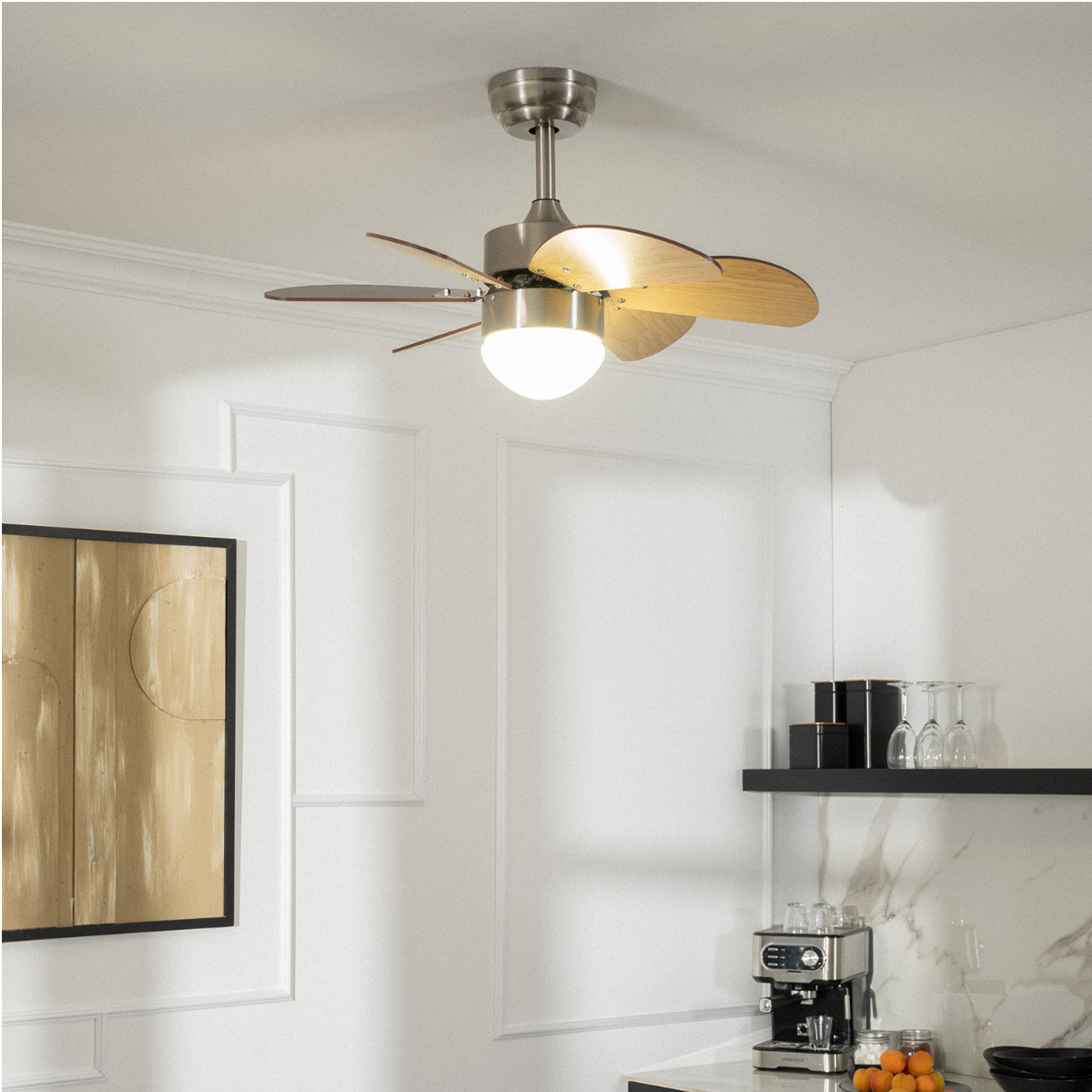 Ventilatore a soffitto in cucina, con mensole nere e vari oggetti da cucina.