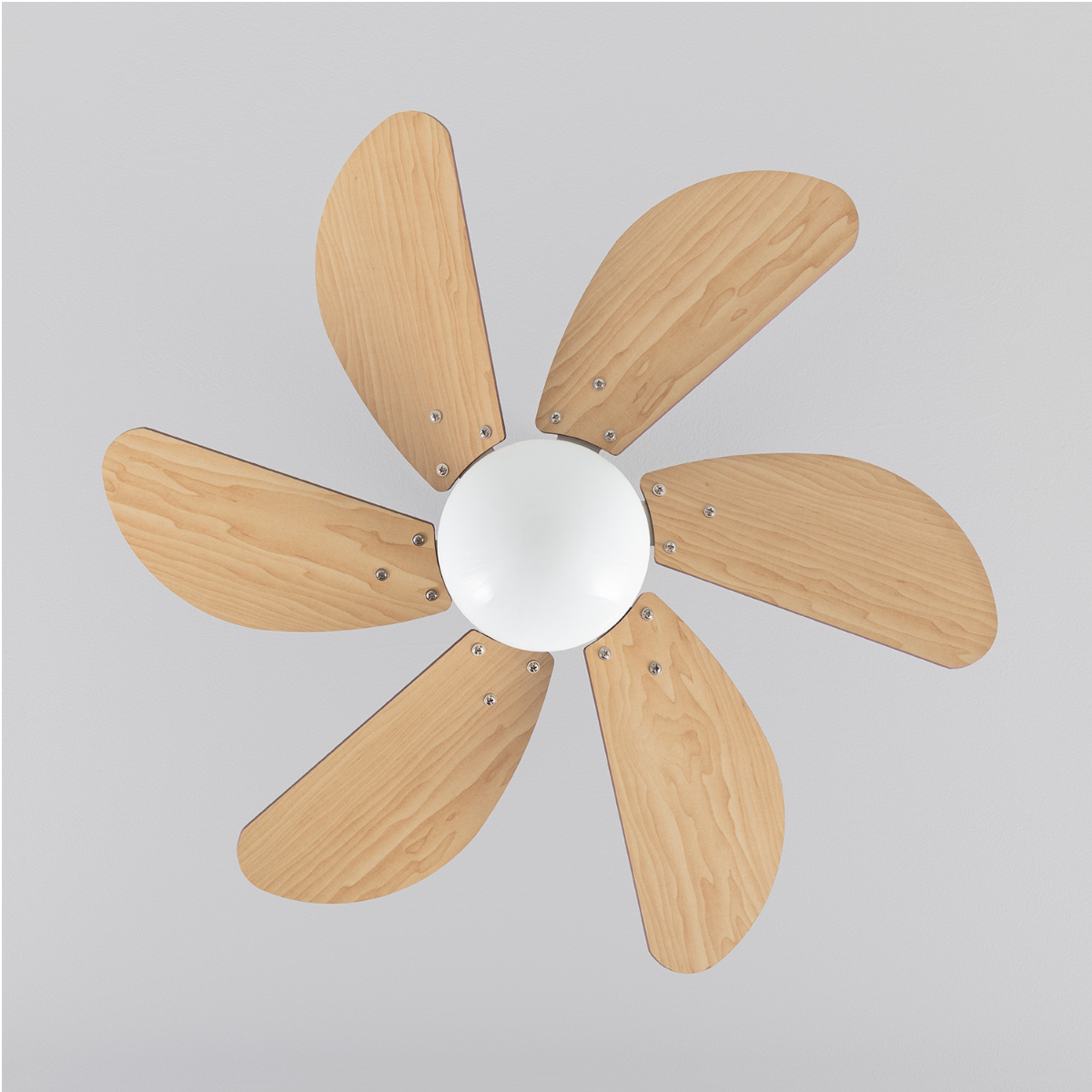 Ventilatore da soffitto, sei pale, centro bianco, pale in legno chiaro, sfondo bianco.
