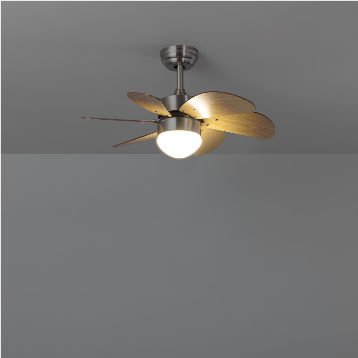 Ventilatore da soffitto con luce e pale in legno in un soffitto grigio. Sfondo scuro, focalizzato sul ventilatore.