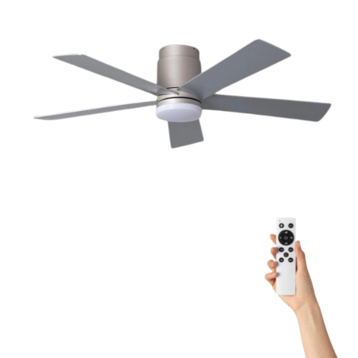 Ventilatore da soffitto con cinque pale argentate e telecomando in mano.