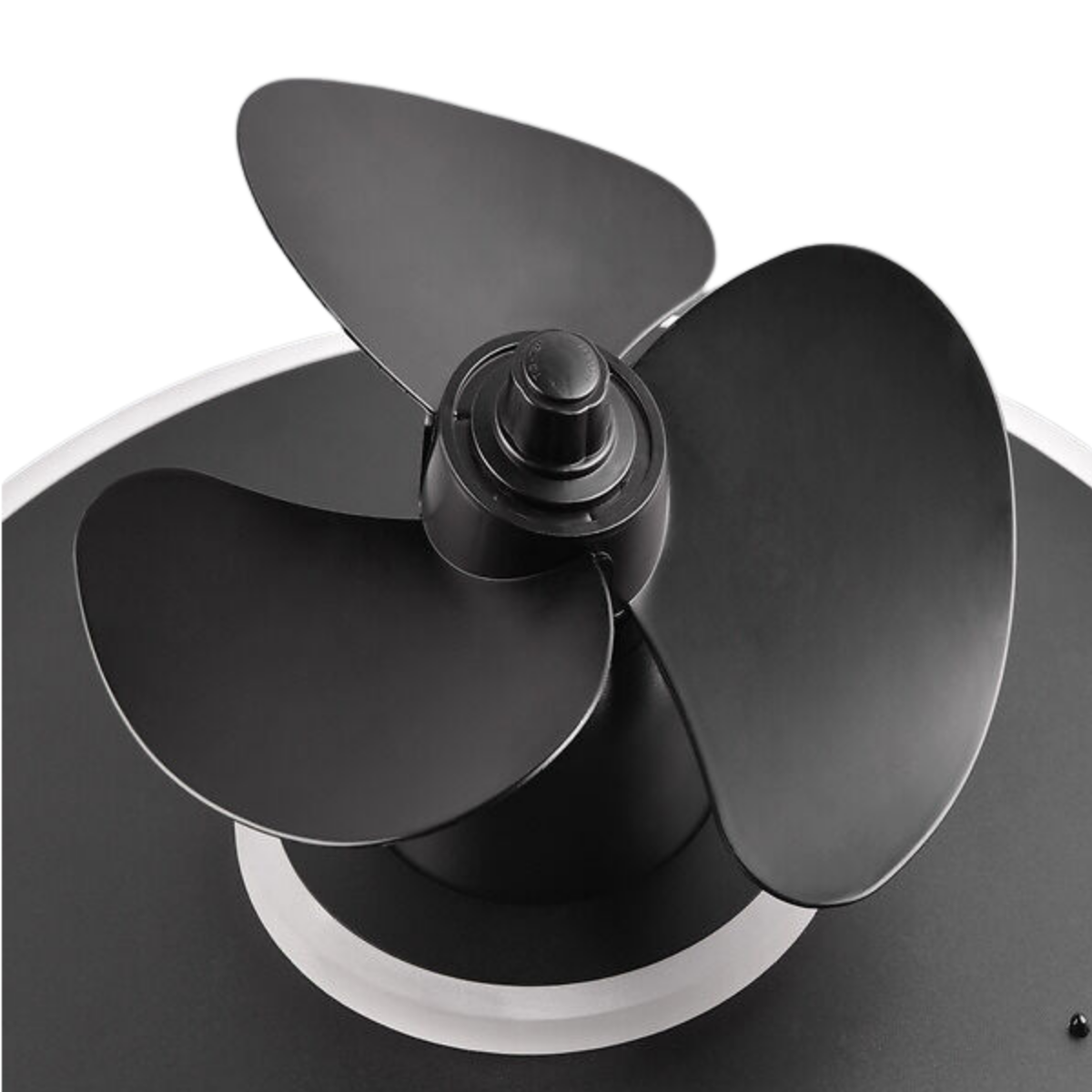 Primo piano di un ventilatore da soffitto nero con tre pale, su sfondo nero.