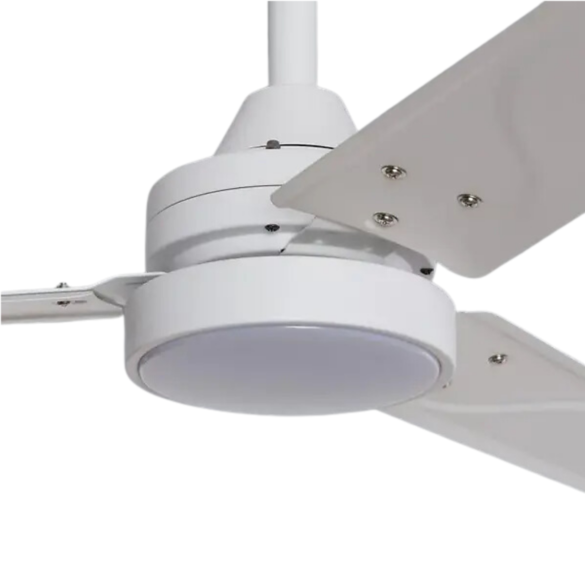 Primo piano di un ventilatore a soffitto bianco con luce e pale.