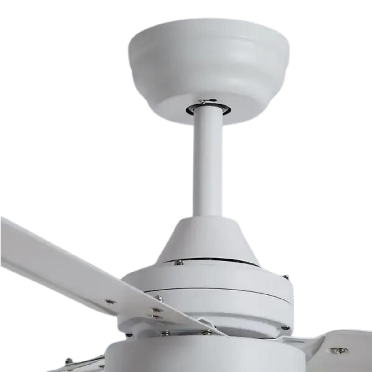 Primo piano di un ventilatore a soffitto bianco, che mostra il motore e le pale.