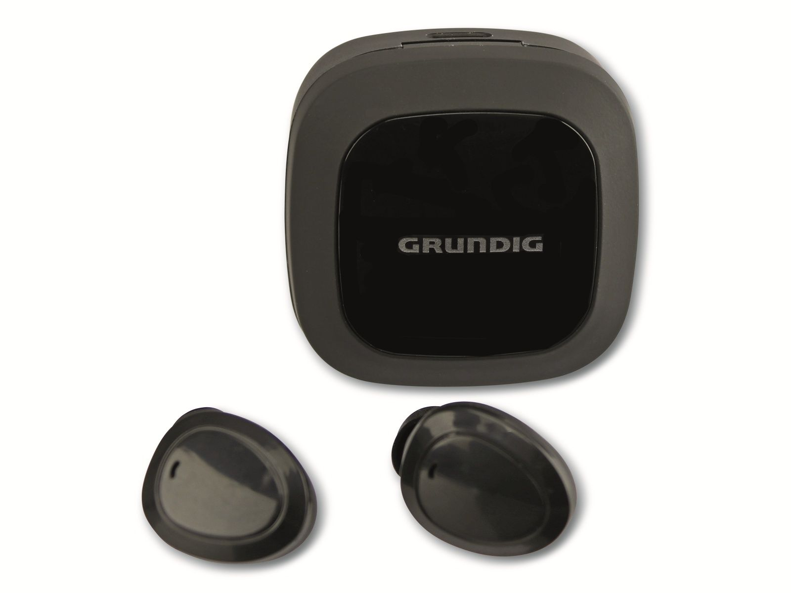 Zwarte Grundig oordopjes en oplaadcase. Twee oordopjes en een oplaadcase.