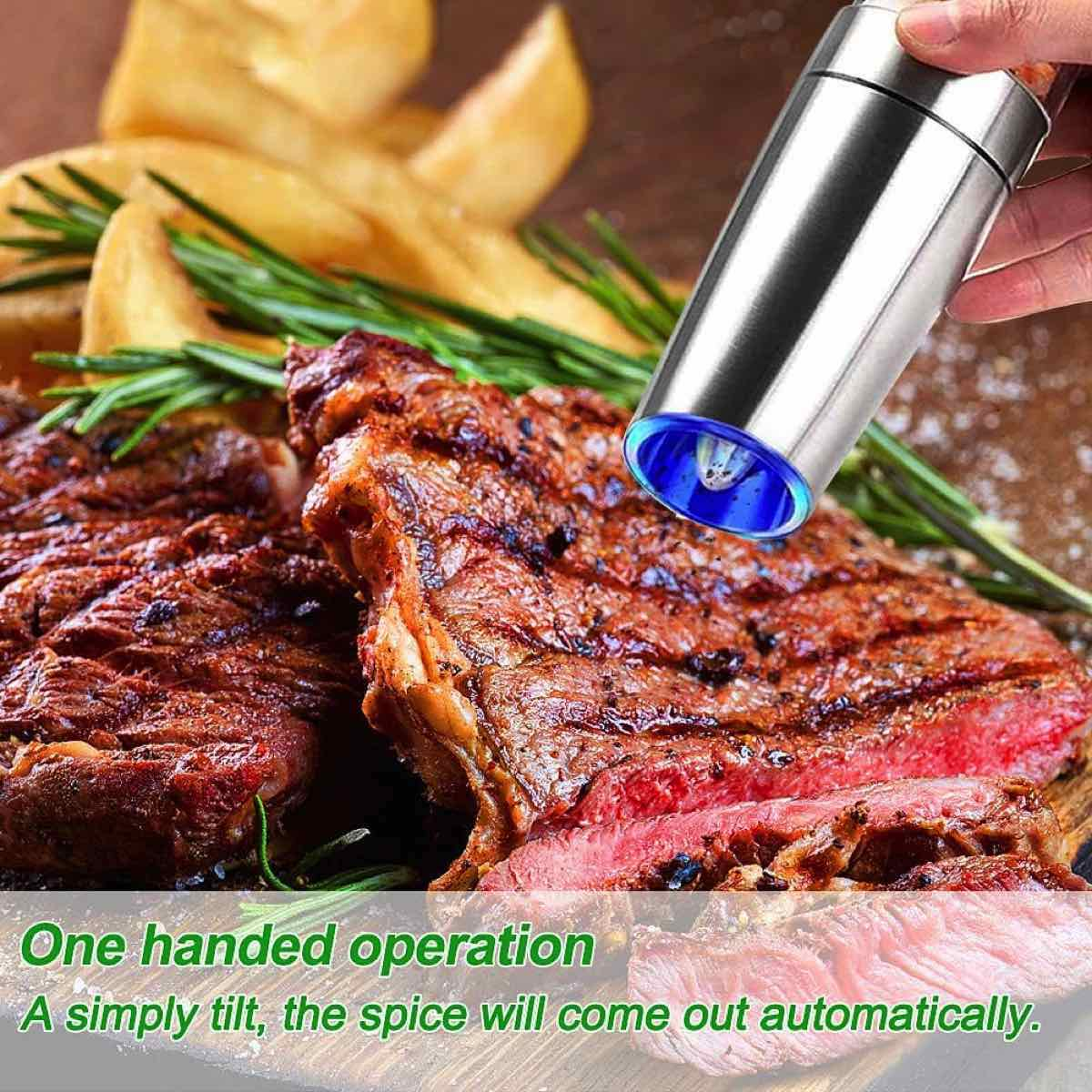 Eine Hand, die einen silbernen Gewürzschleifer über gegrilltem Steak hält. Der Schleifer hat ein blaues Licht.