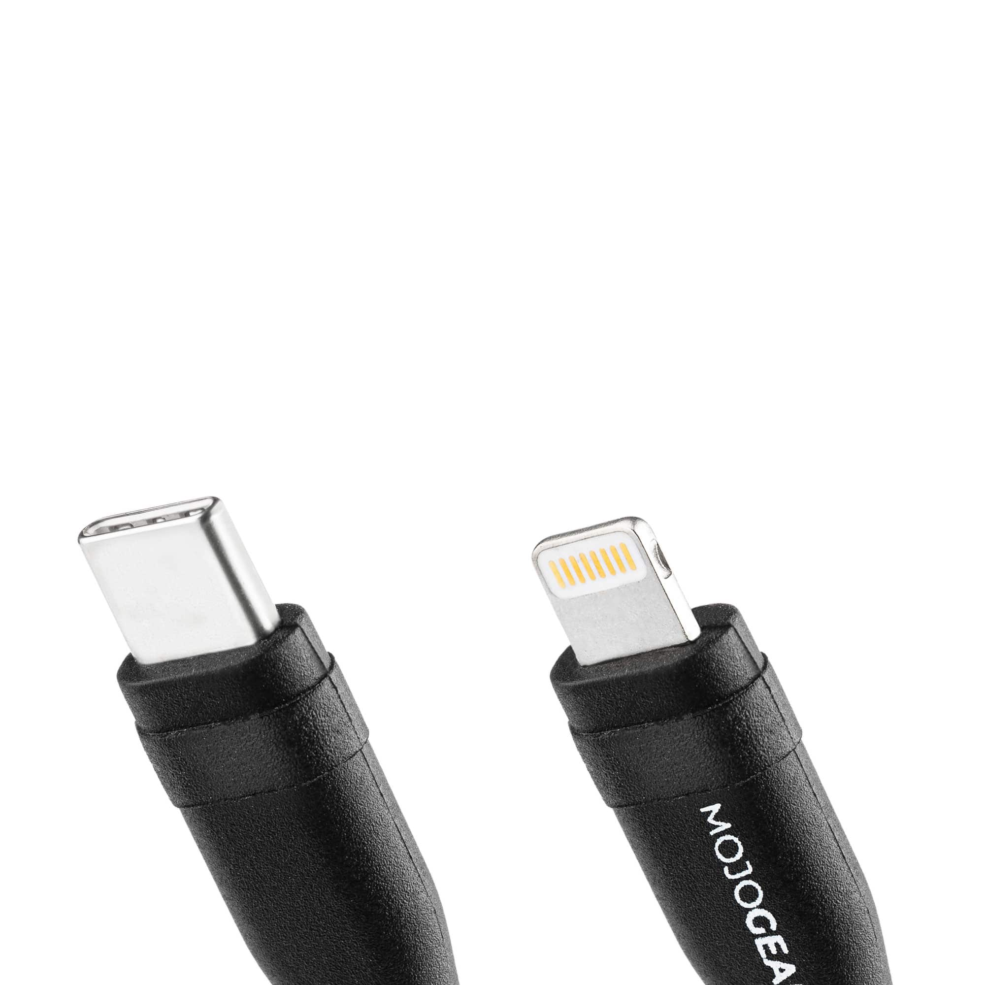 Deux connecteurs de câble USB-C et Lightning noirs sur fond blanc. Le câble Lightning porte l'inscription 'MOJOGEAR'.