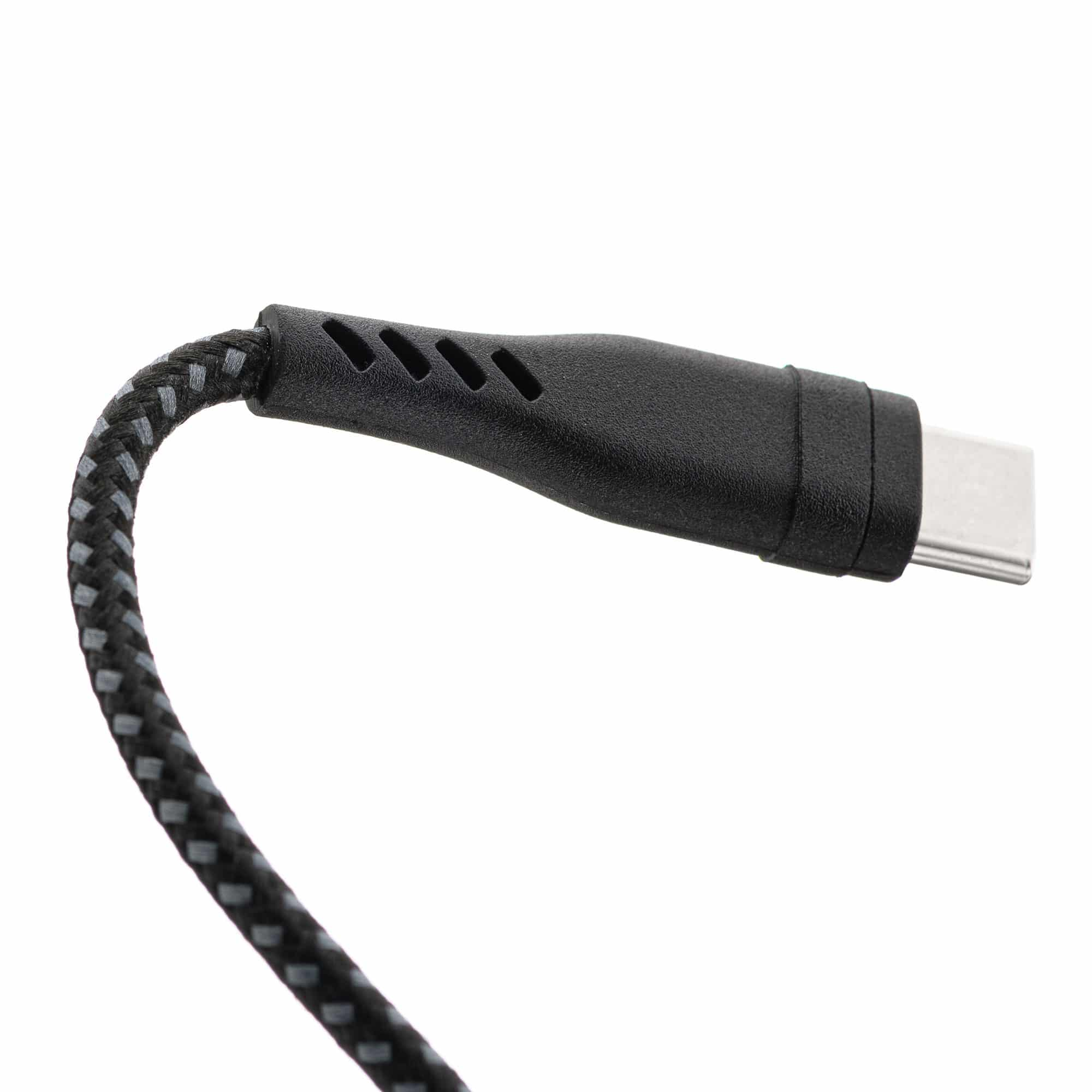 Gros plan d'un câble USB-C avec un câble tressé noir et gris. Le connecteur est argenté.