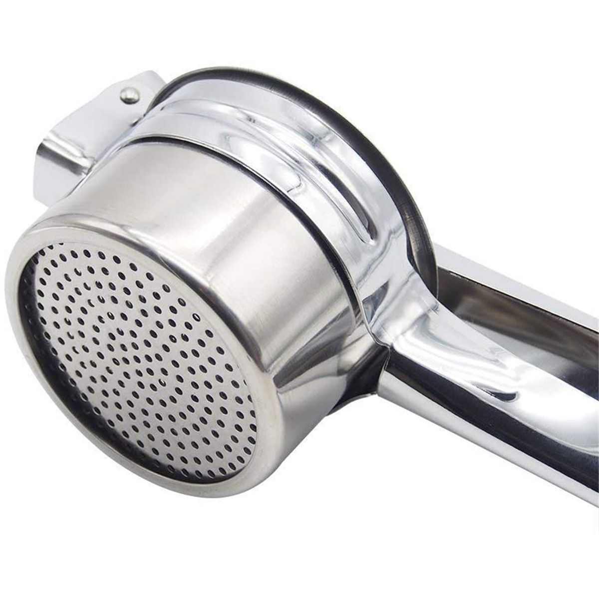Nahaufnahme eines Kartoffelreißers aus Metall, der den perforierten Kopf zeigt.