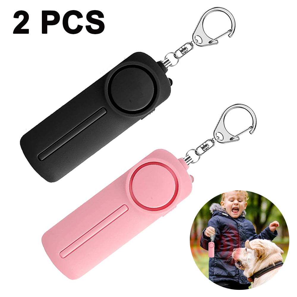 Zwei schwarze und rosa Personenalarme mit Schlüsselanhängern. Ein Kind hält einen in der Nähe eines Hundes.