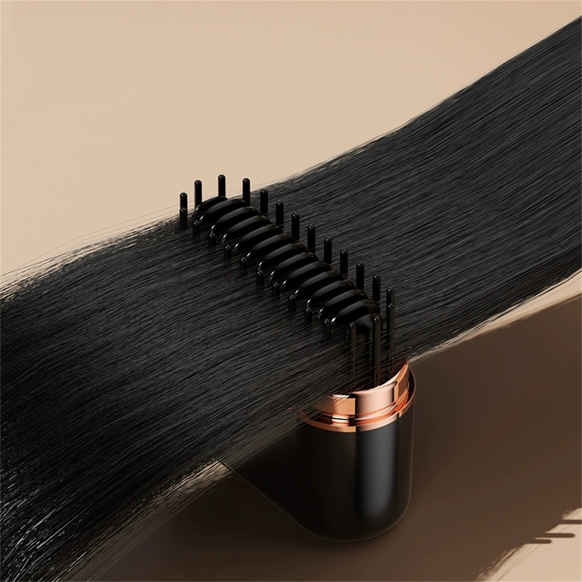 Schwarzes Haar wird mit einem schwarzen und roségoldenen Haarstyling-Werkzeug gestylt.