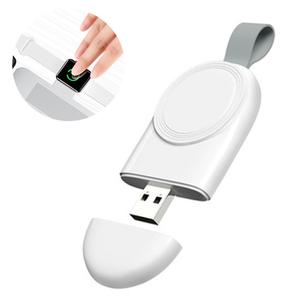 Weißes Apple Watch Ladegerät mit USB-Anschluss. Eine Hand berührt den Uhrenbildschirm.