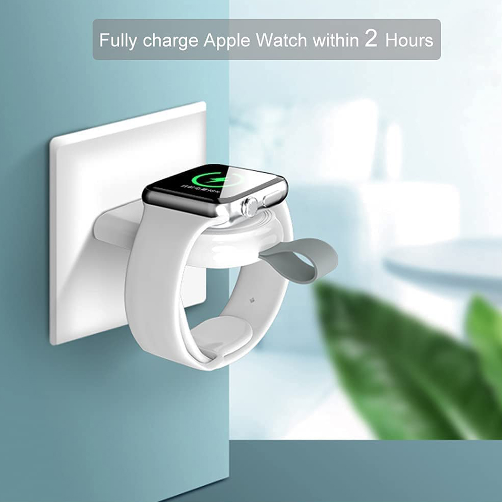 Eine Apple Watch, die auf einem weißen Ständer an einer blauen Wand geladen wird. Die Uhr zeigt das Laden an.