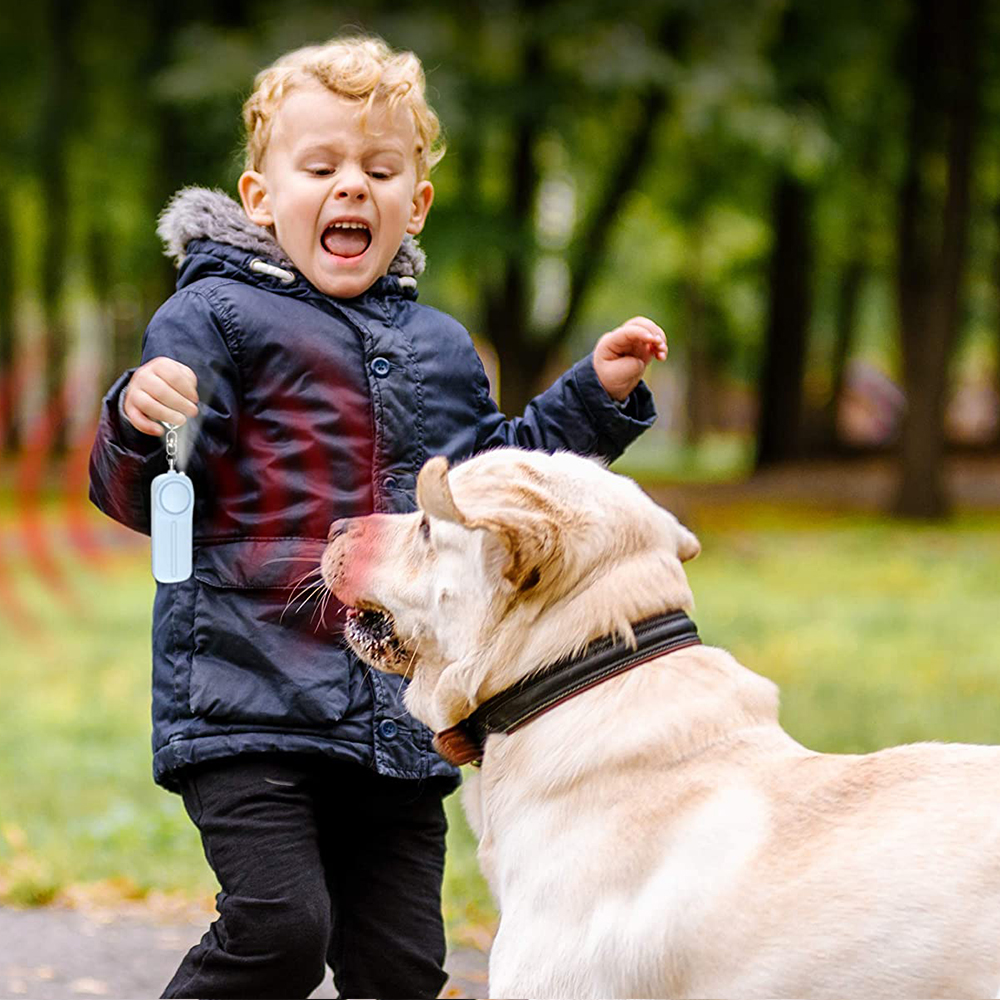 Ein Kind und ein Hund. Junge schreit, rote Grafik überlagert den Jungen. Hund ist nah, reagiert.