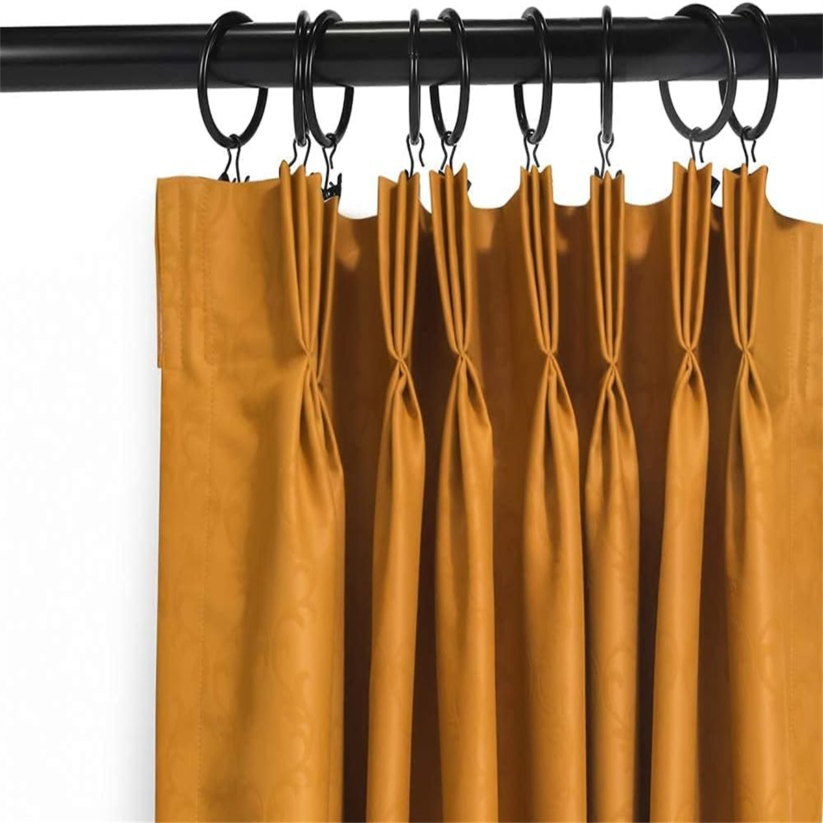Vorhänge hängen an einer schwarzen Gardinenstange. Die Vorhänge sind golden und haben ein plissiertes Design.