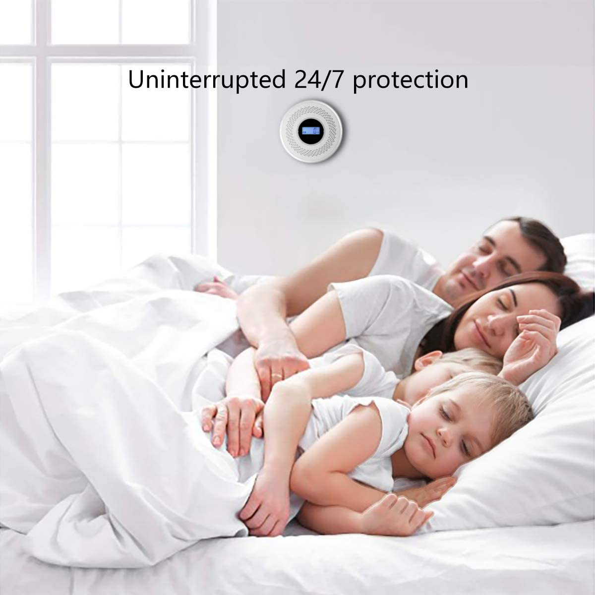 Familie schläft im Bett, mit einem an der Wand befestigten Rauchmelder über ihnen.