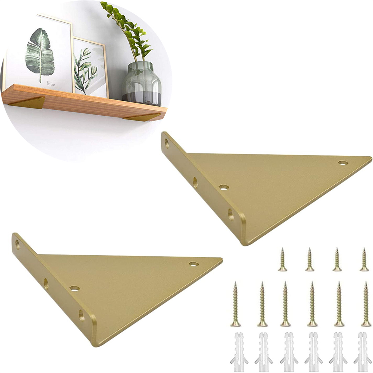 Goldfarbene dreieckige Regalhalterungen und Schrauben, zusammen mit einem Holzregal mit Dekoration.