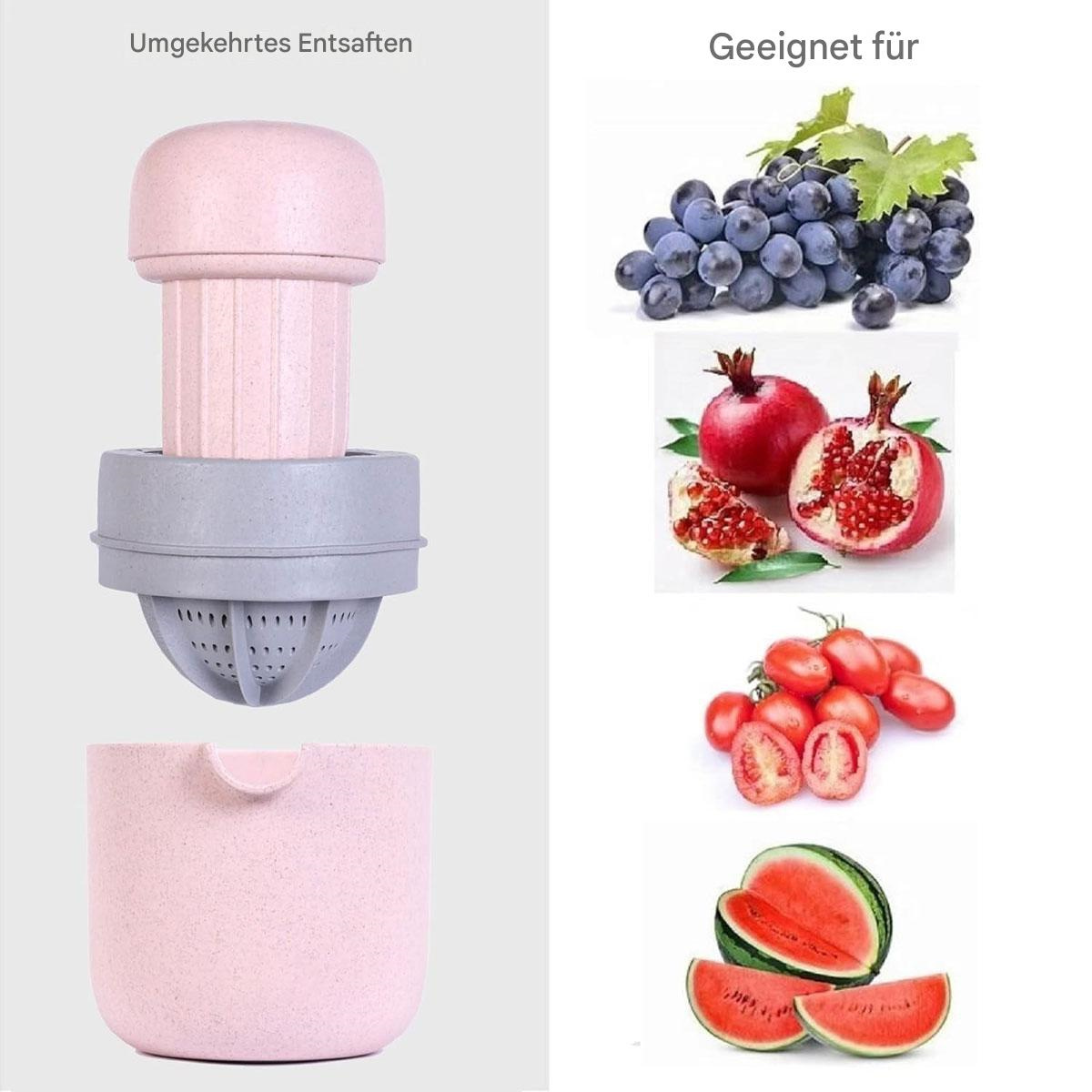 Ein rosa Entsafter mit Trauben, Granatapfel, Tomaten und Wassermelone.