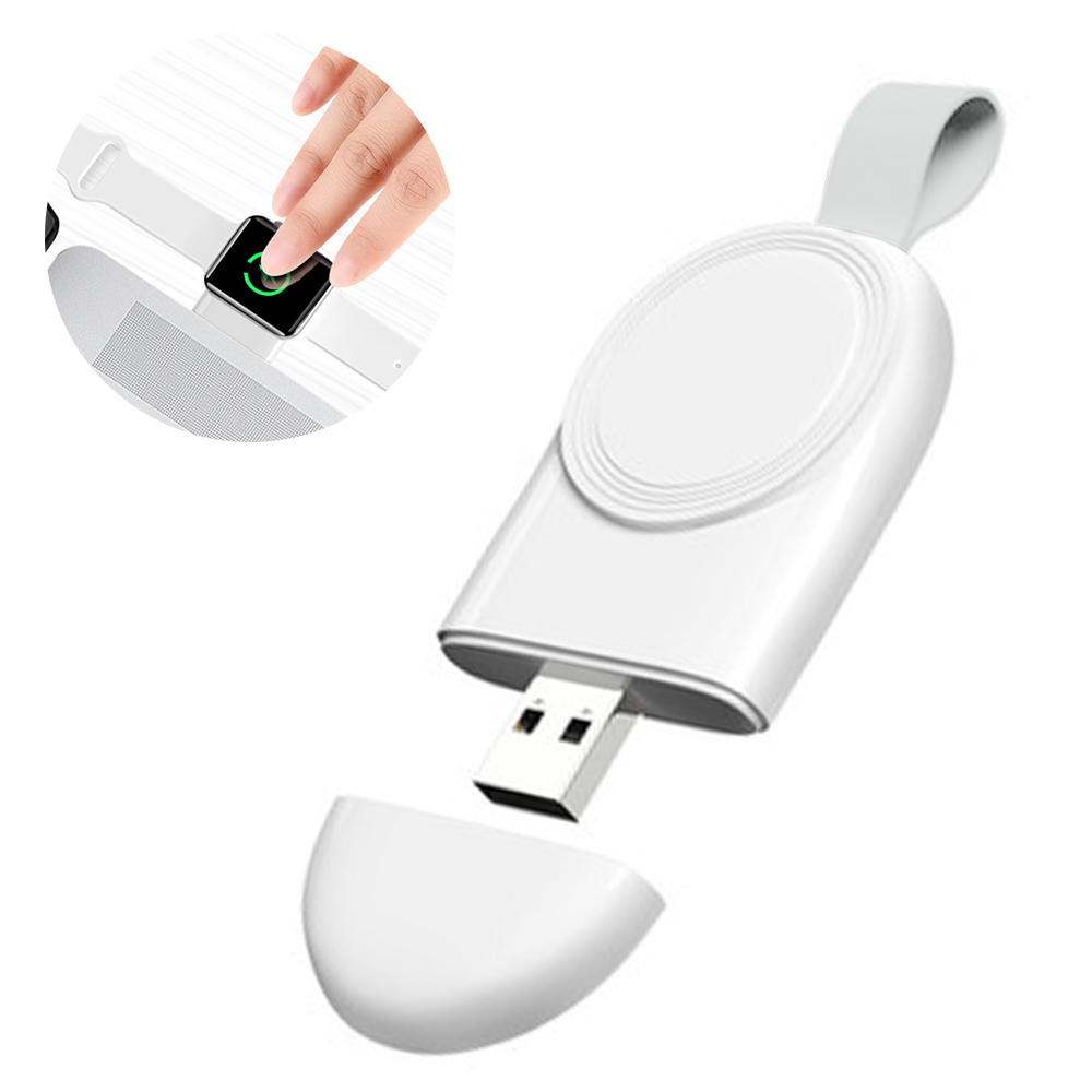 Weißes Apple Watch Ladegerät mit USB-Anschluss und eine Hand, die mit einer Uhr interagiert.