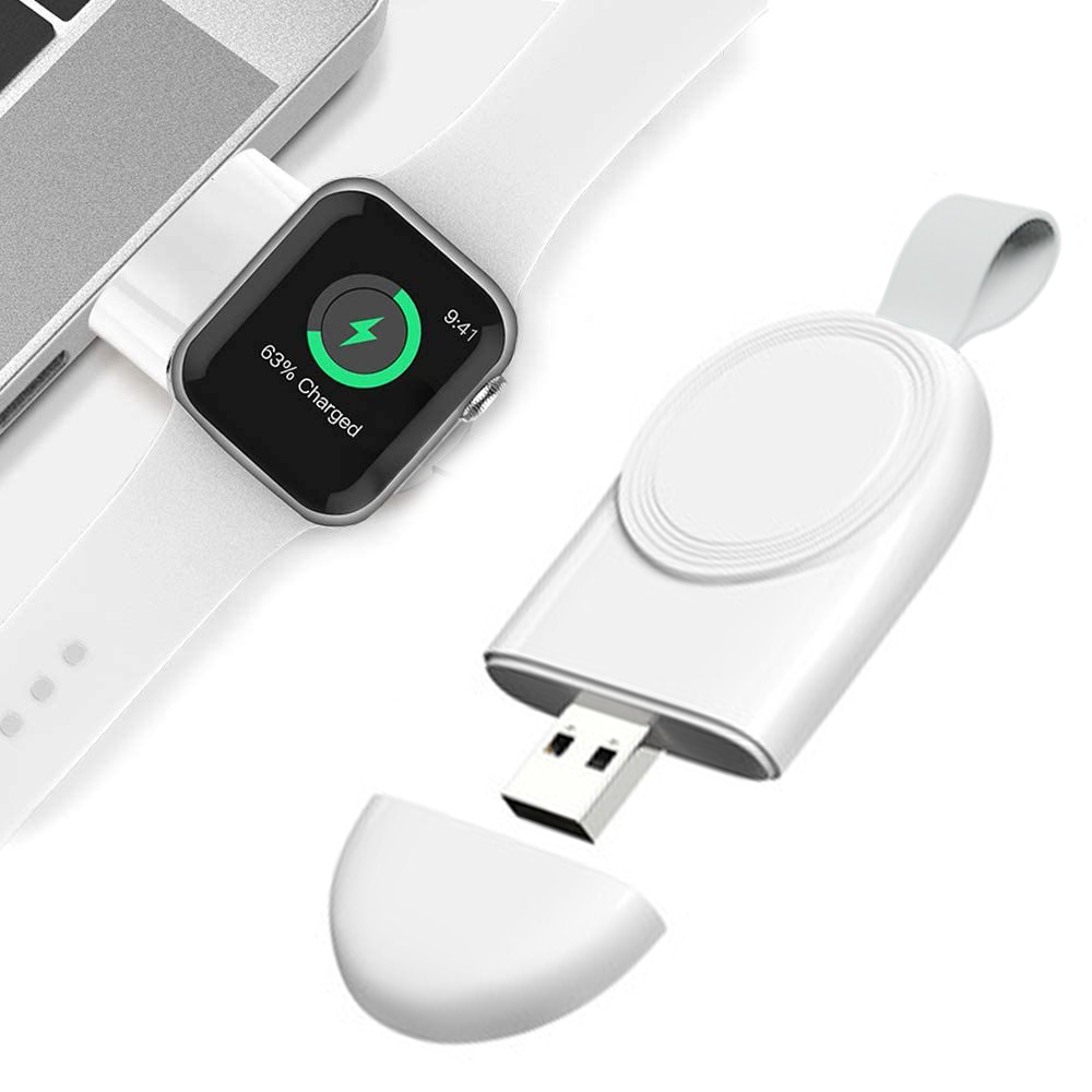 Weiße Apple Watch auf einem Laptop, Ladepad mit USB-Kabel und USB-Anschluss.