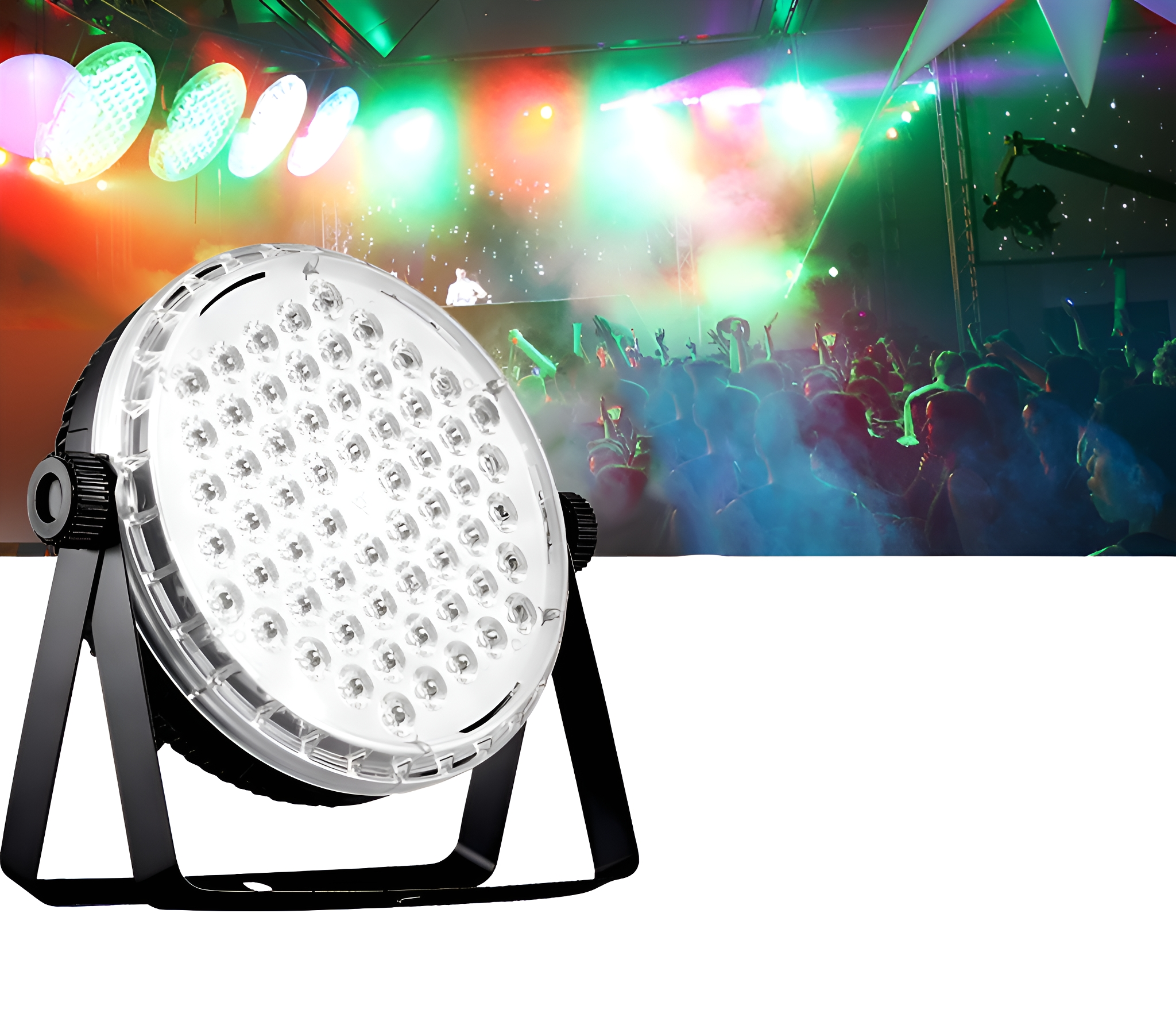 Ein Bühnenlicht mit vielen LEDs, vor einer Menge bei einem Konzert.