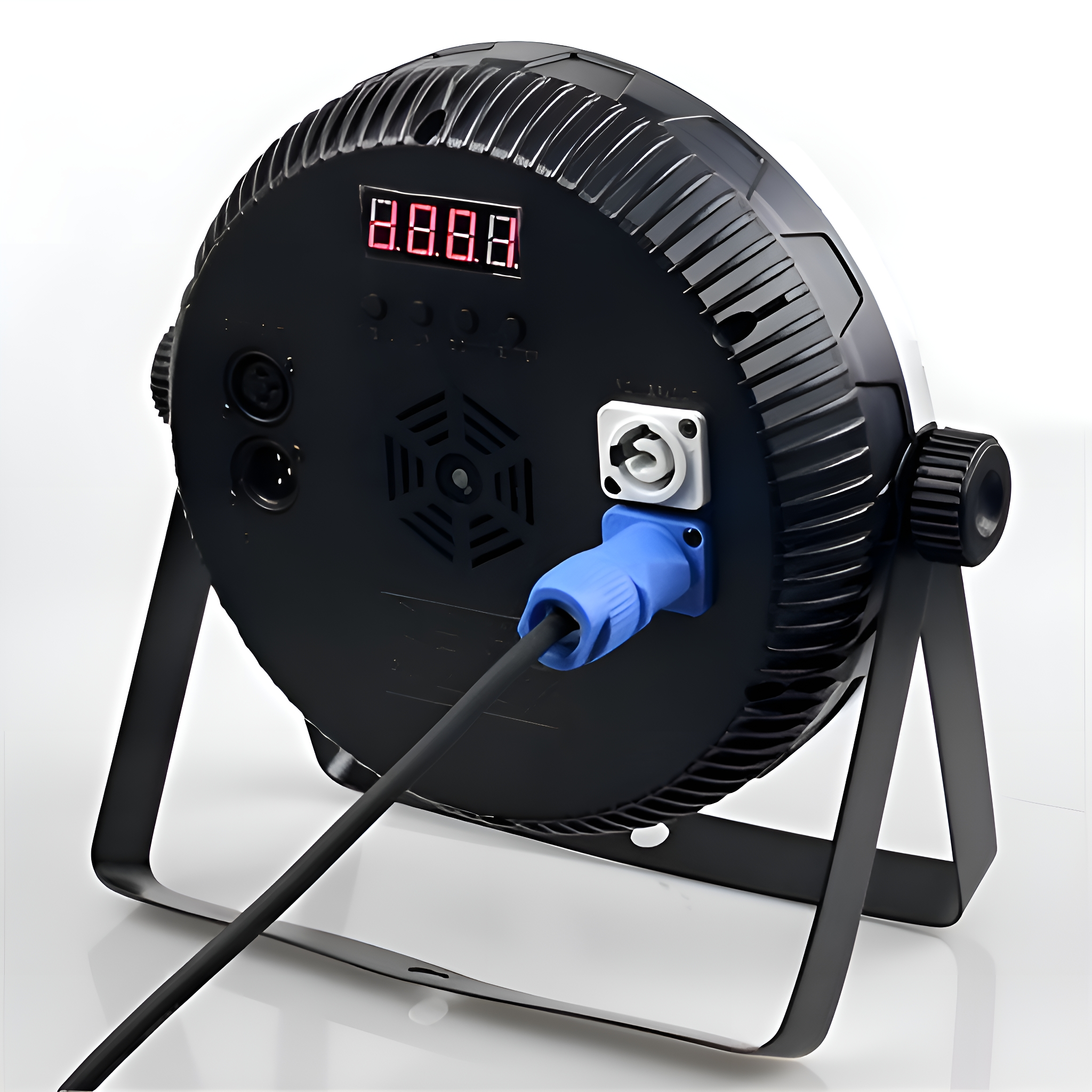 Ein schwarzes Bühnenlicht mit Digitalanzeige. Es hat einen schwarzen Ständer und ein blau-schwarzes Kabel.