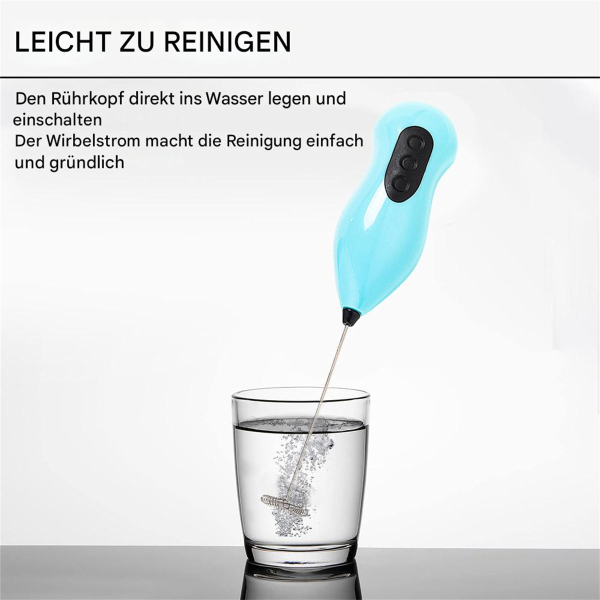 Blauer Milchaufschäumer in einem Wasserglas.