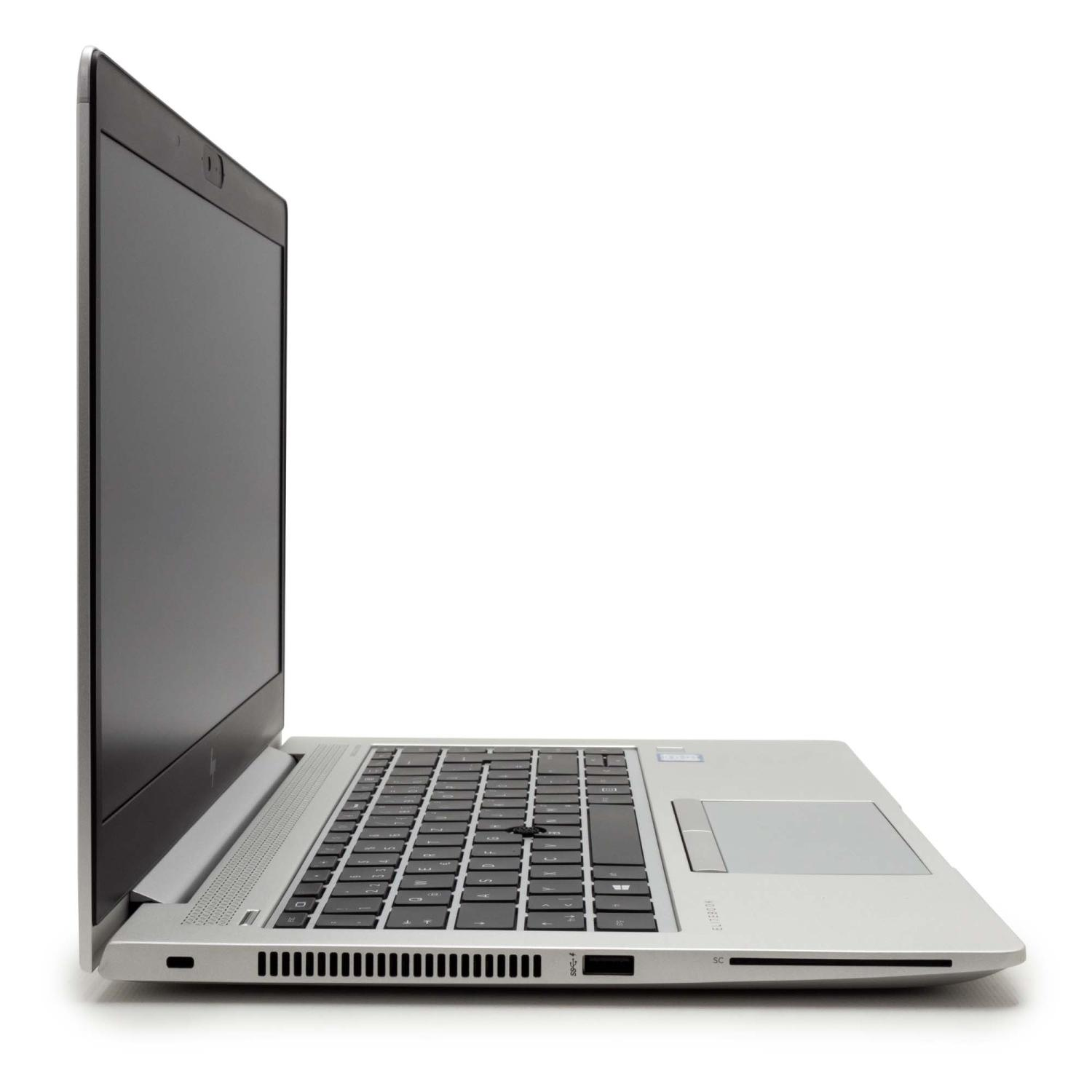 Silberner Laptop auf weißem Hintergrund. Tastatur, Trackpad und Bildschirm sichtbar. Seitenansicht.
