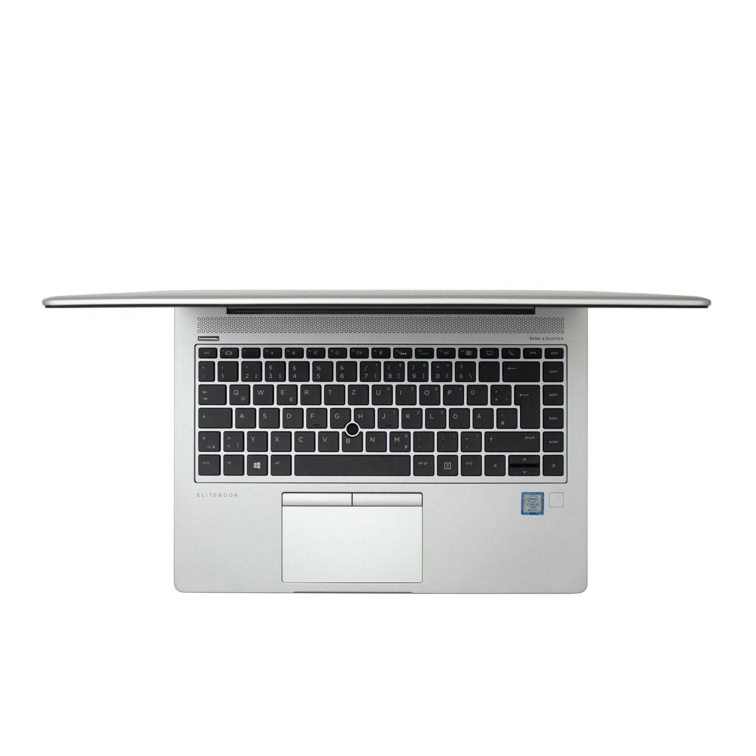 Draufsicht auf einen offenen silbernen Laptop mit Tastatur und Trackpad. Weißer Hintergrund.