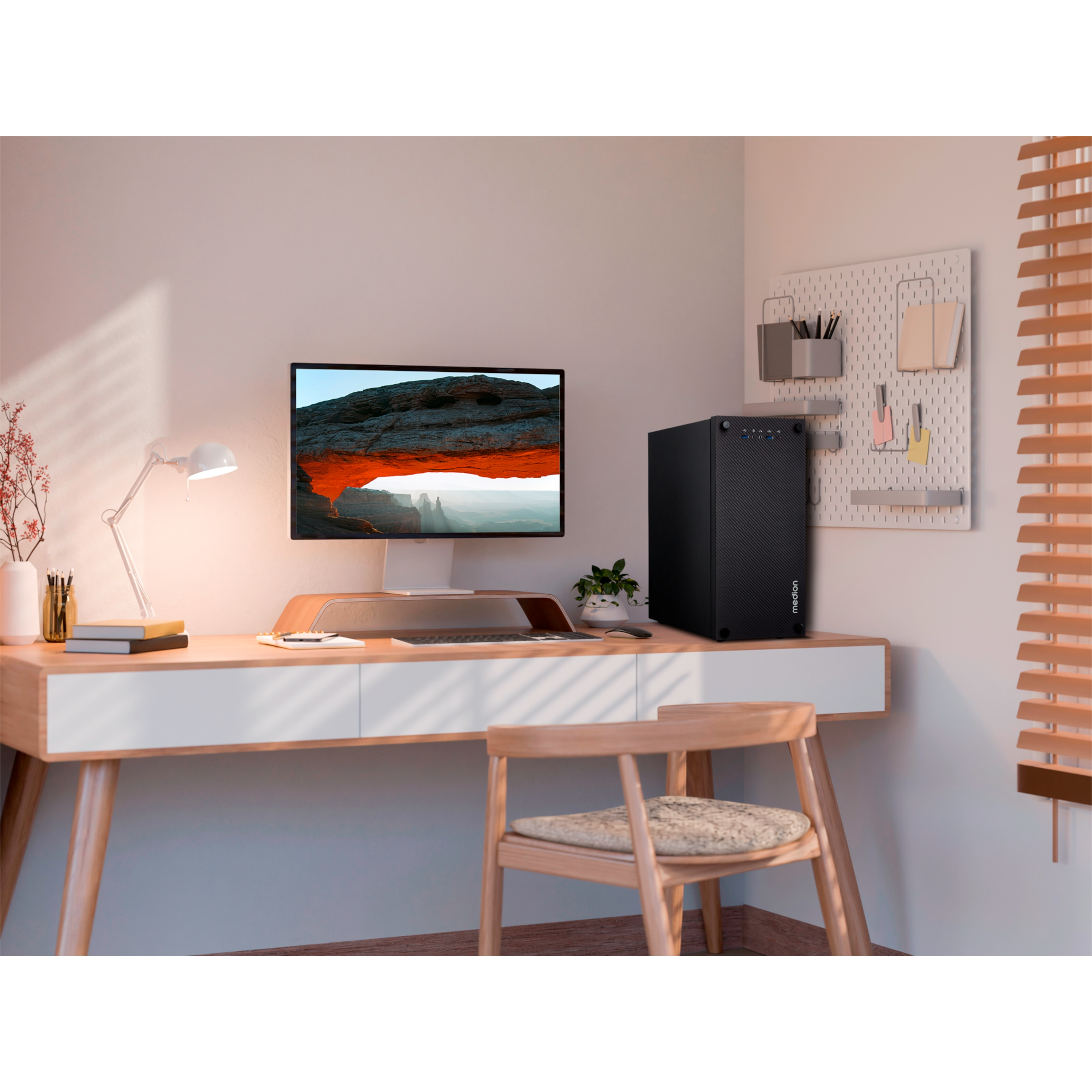 Un bureau avec un ordinateur et des accessoires. Une chaise, une lampe et des éléments décoratifs sont également présents.