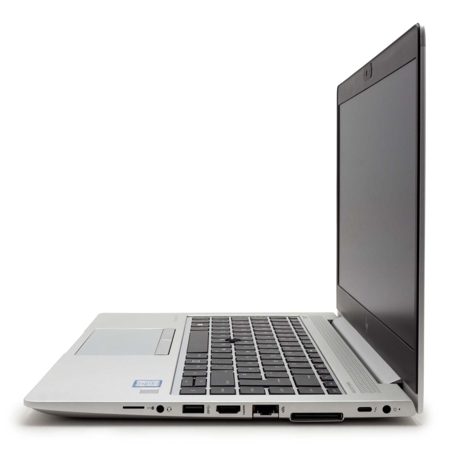 Silberner Laptop von der Seite, offen, mit schwarzem Bildschirm auf weißem Hintergrund.