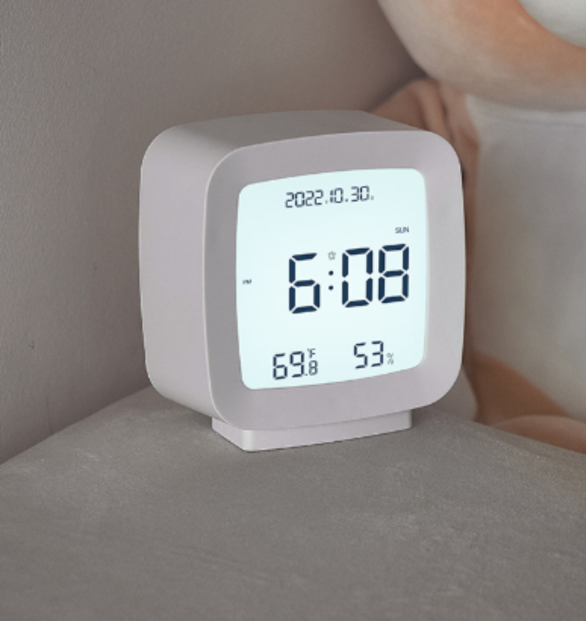 Wecker mit Datum, Uhrzeit, Temperatur und Luftfeuchtigkeit.