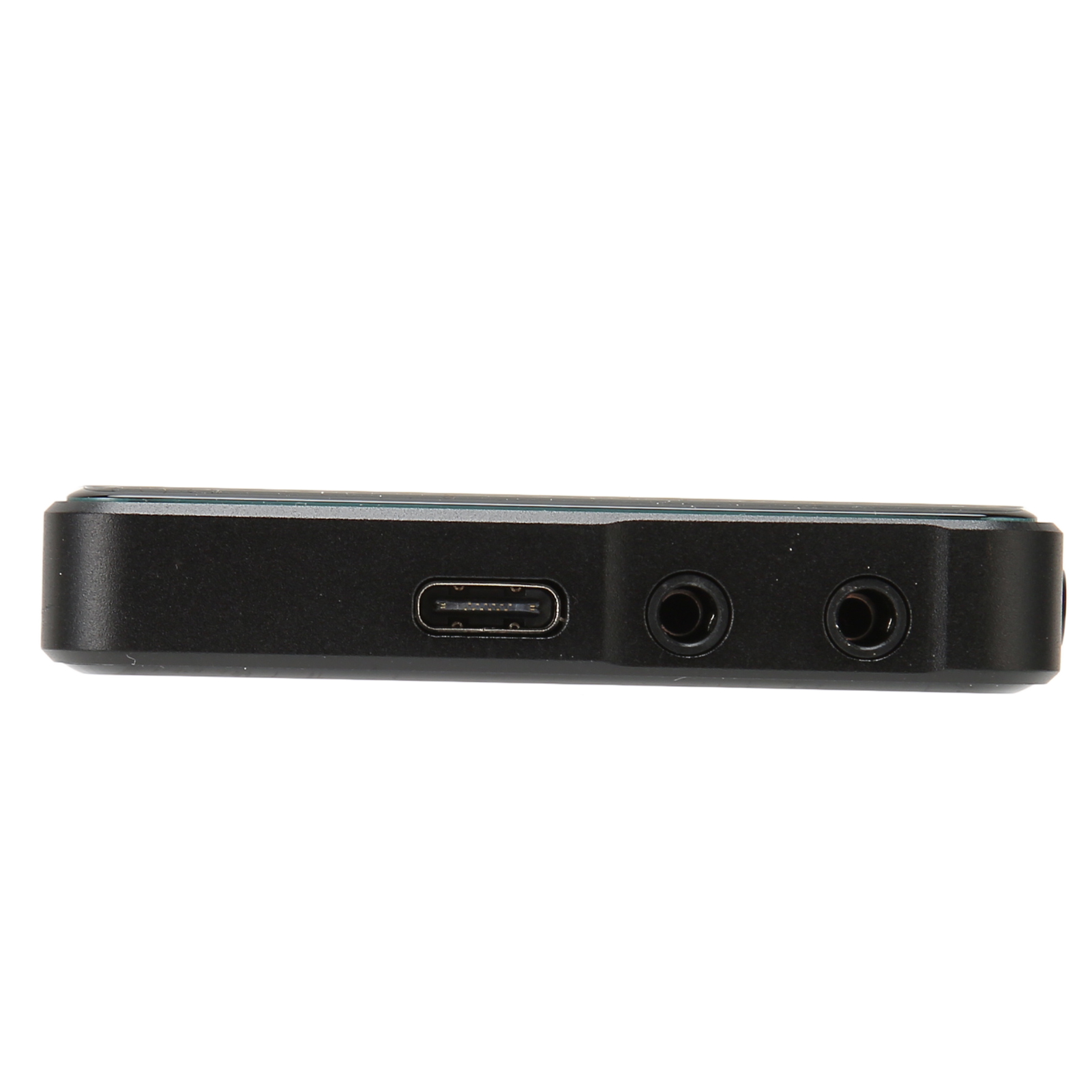 Ein schwarzes Gerät mit einem USB-C-Anschluss und zwei Audioanschlüssen. Das Gerät ist auf weißem Hintergrund.