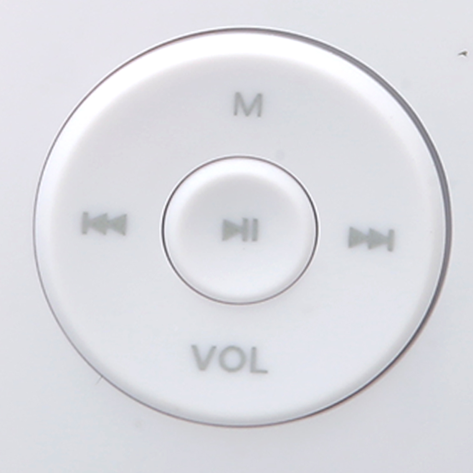 Nahaufnahme eines weißen Musikplayer-Bedienfelds mit Wiedergabe-, Vorwärts-, Rückwärts- und Lautstärketasten.