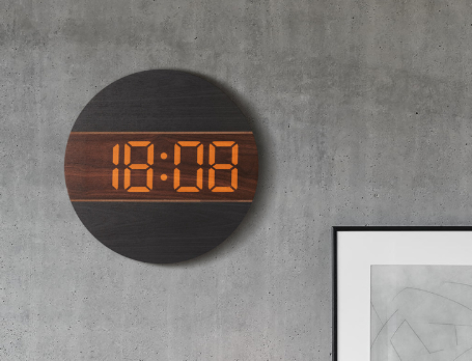 Runde schwarze und Holz Uhr an grauer Wand. Zeigt orange digitale Zeit 18:08.
