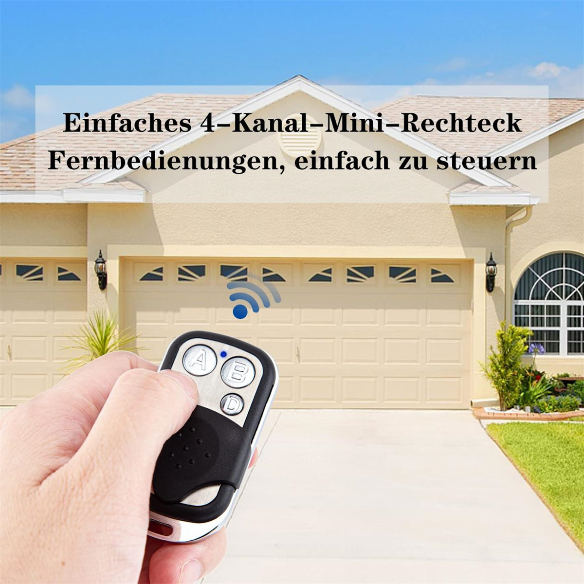 Hand, die eine Fernbedienung vor einem Haus mit Garagentoren hält.