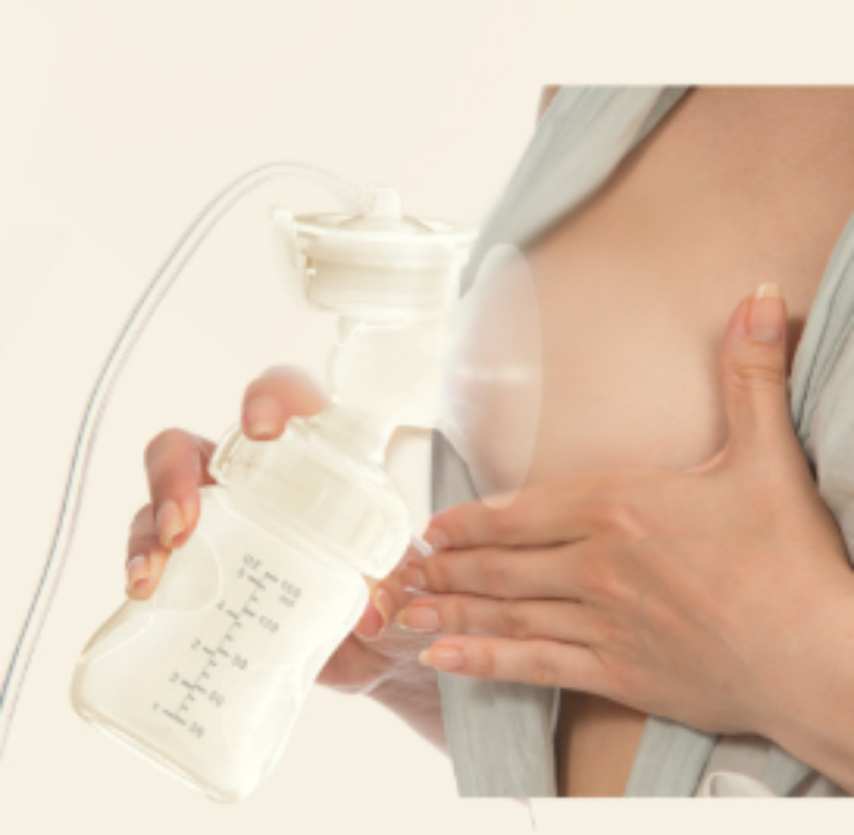 Eine Person, die Muttermilch mit einer Brustpumpe in eine Flasche abpumpt, mit weißem Hintergrund.