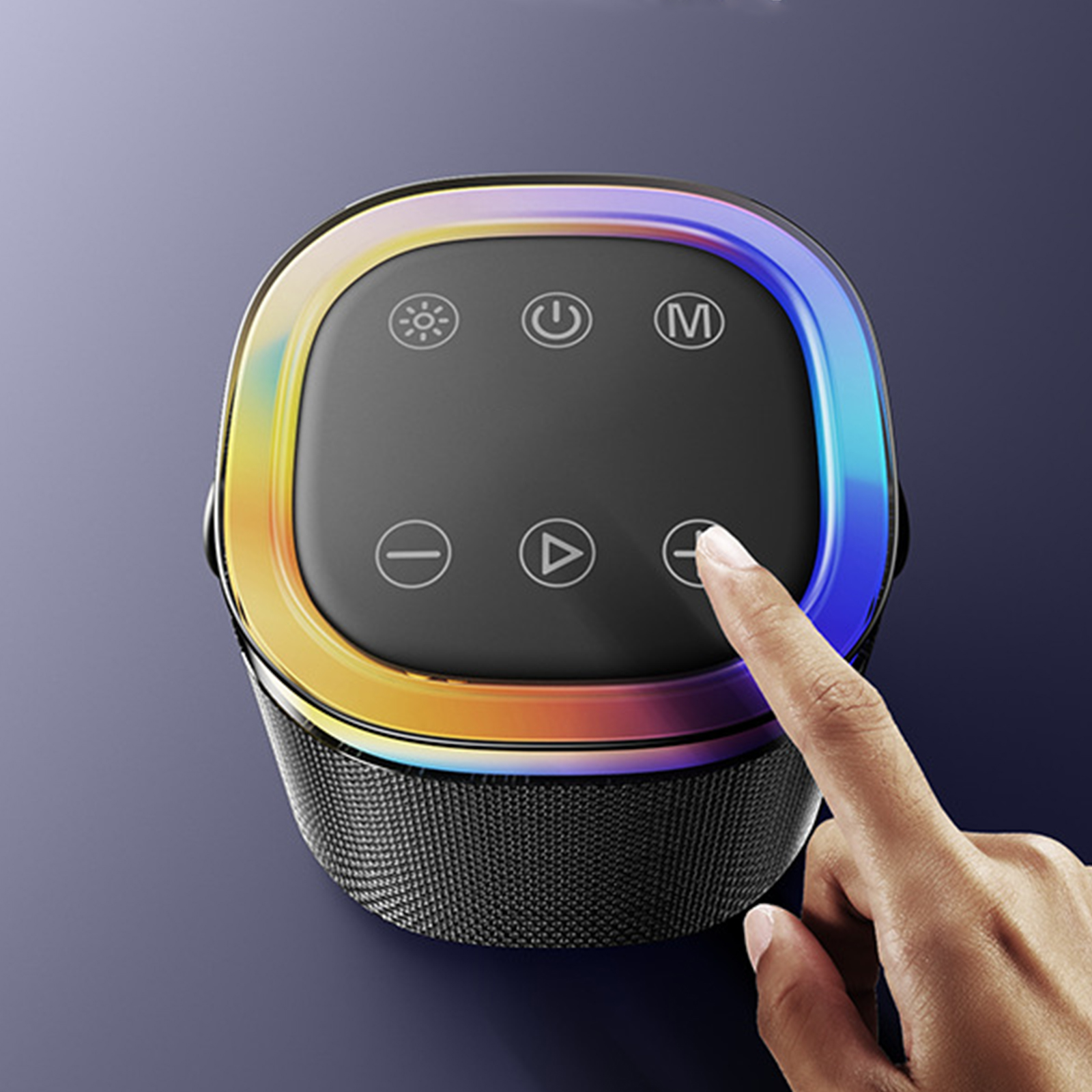 Ein schwarzer Lautsprecher mit Touch-Panel. Buntes Licht um die Oberseite. Hand berührt die Plus-Taste.