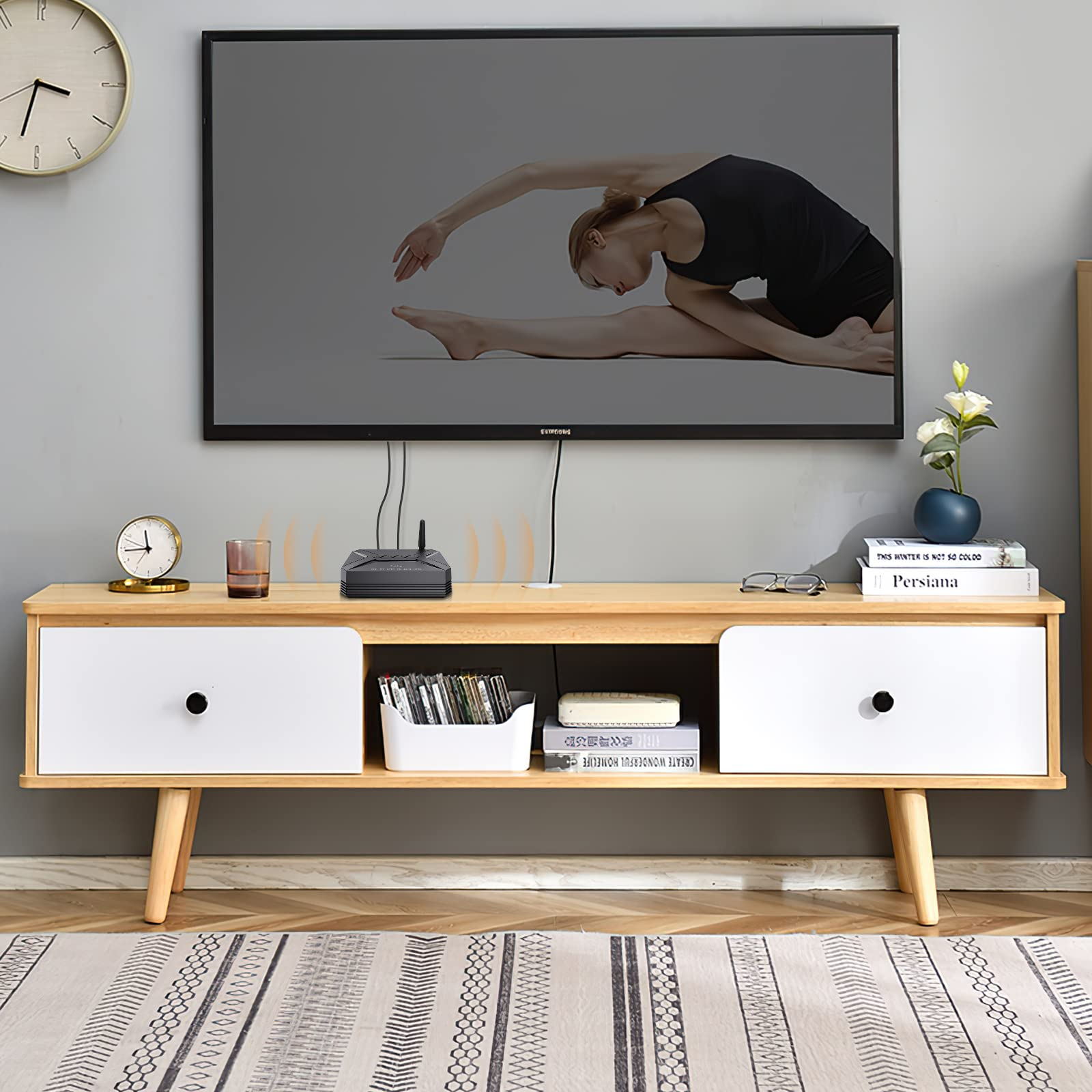 Wohnzimmer mit Fernseher, Holzschrank, Uhr und Frau, die sich auf dem Fernseher dehnt.