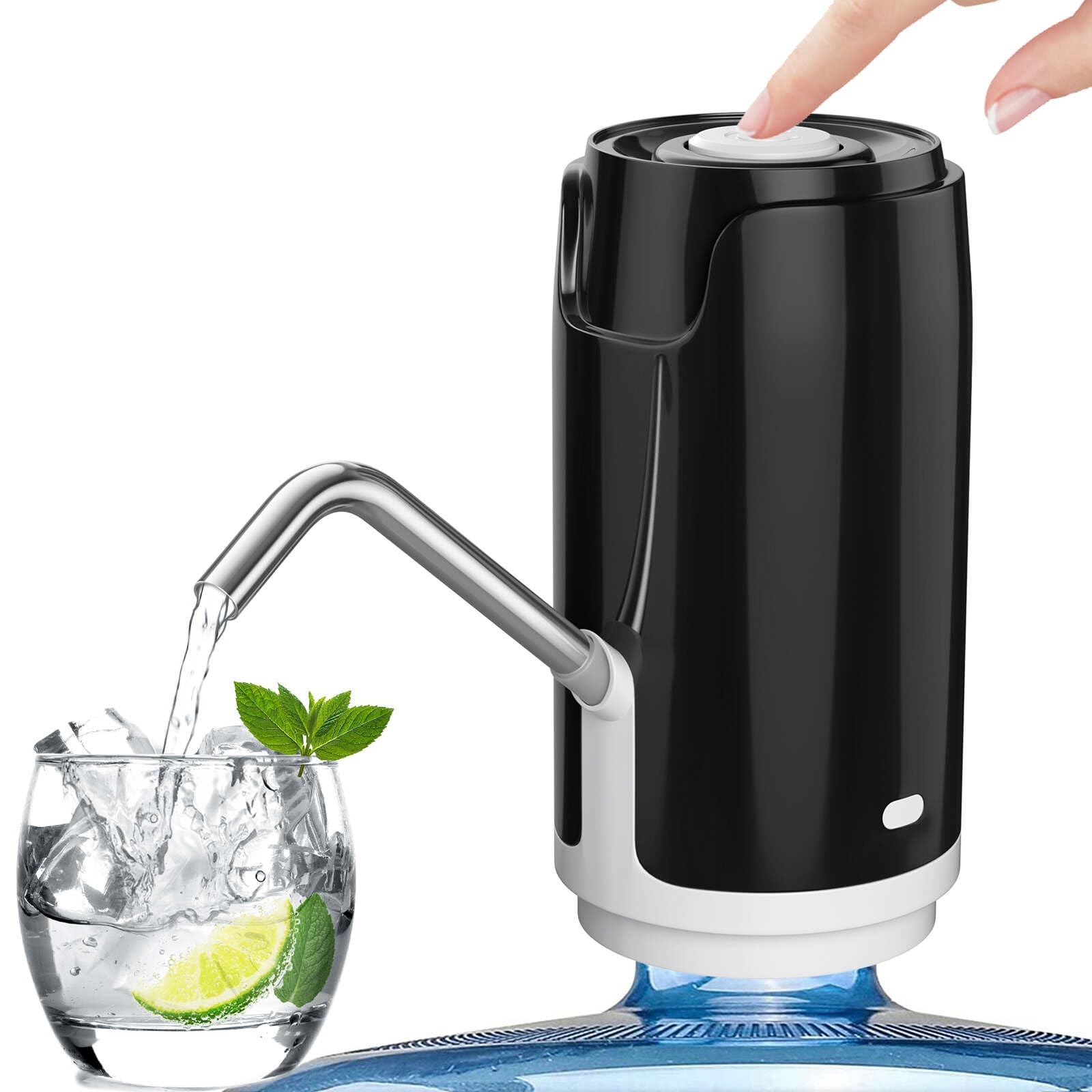 Schwarz-weißer Wasserspender, Wasser gießt in ein Glas mit Eis und Limette.