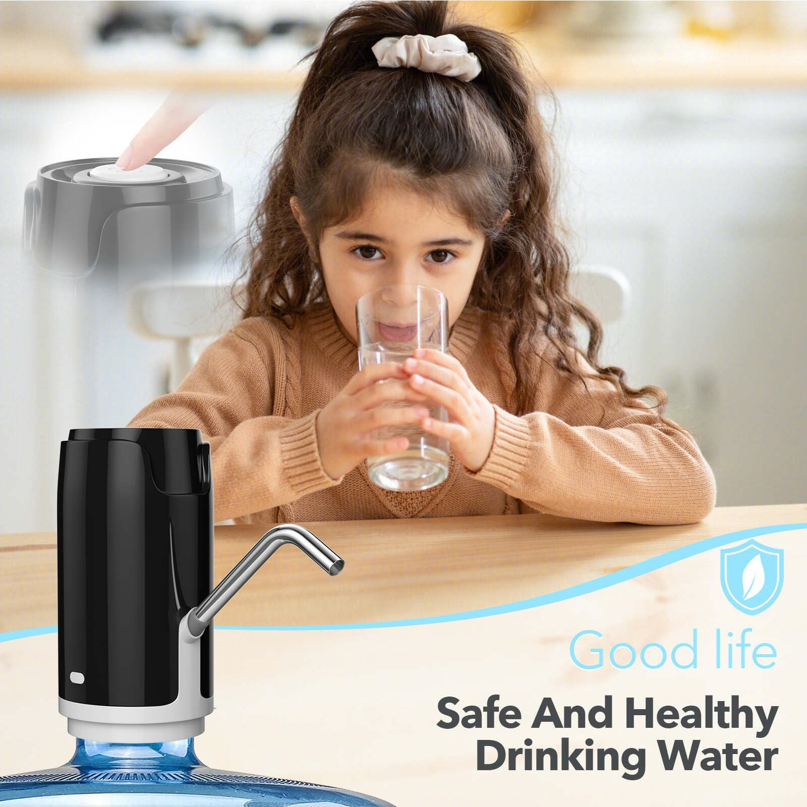 Mädchen trinkt Wasser aus dem Spender. Schwarz-Weiß-Spender, blaue Wasserflasche.