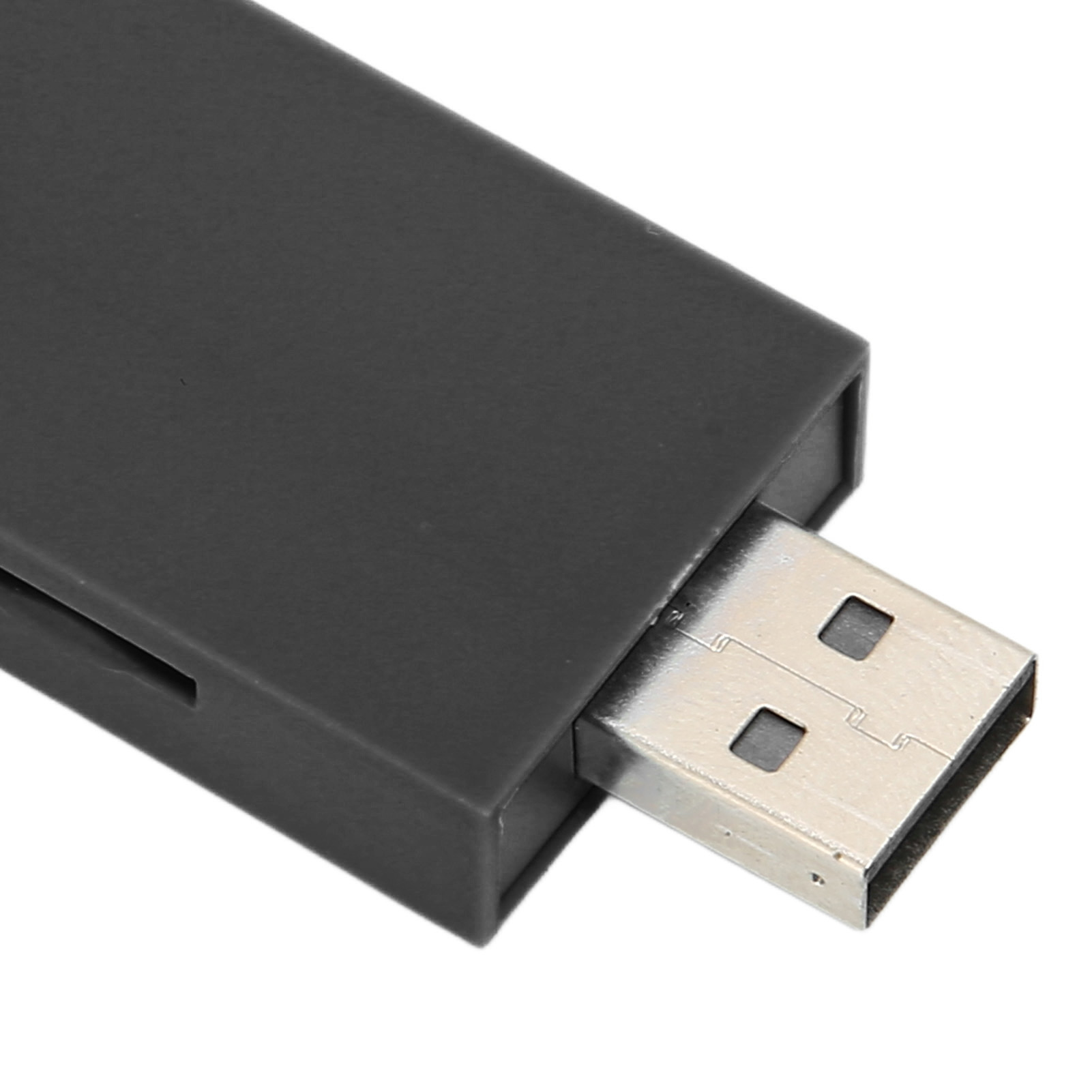 Ein schwarzer USB-Stick mit Anschluss und Steckplatz. Weißer Hintergrund. Nahaufnahme.